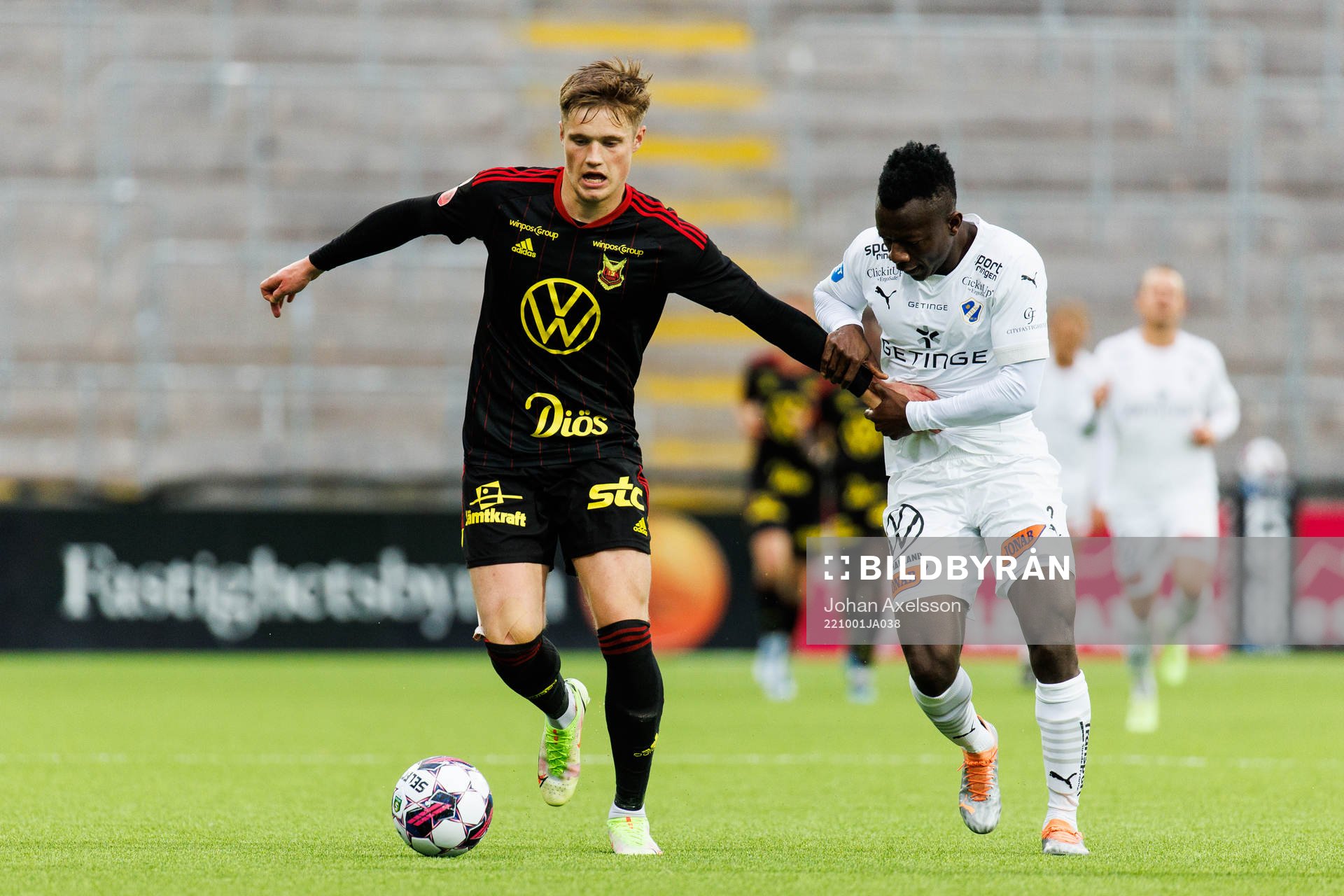Östersunds Sebastian Karlsson Grach i kamp med Halmstads Thomas Boakye under fotbollsmatchen i Superettan mellan Östersund och Halmstad den 1 oktober 2022 i Östersund.