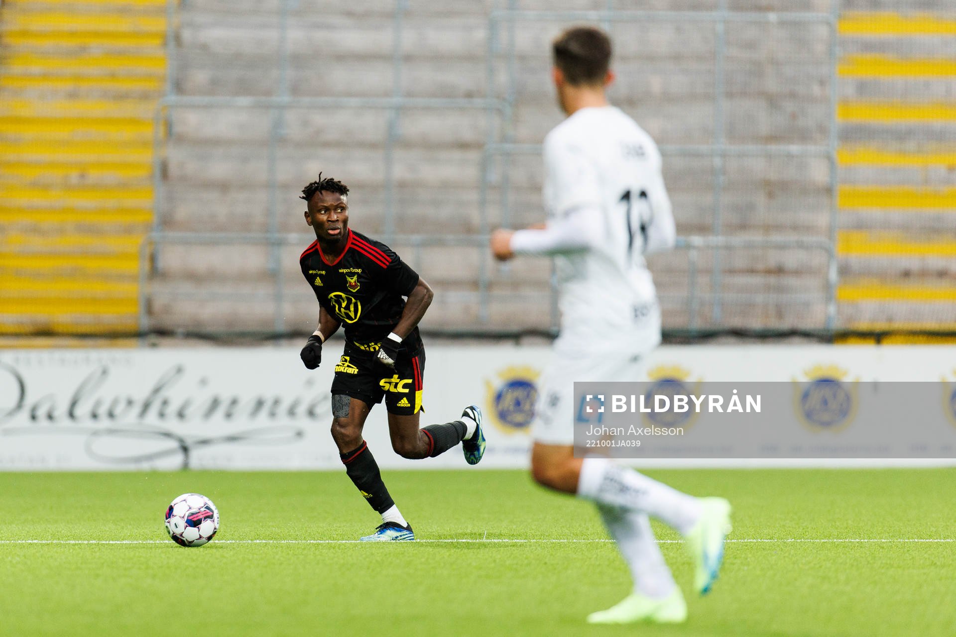 Östersunds Samuel Mensiro under fotbollsmatchen i Superettan mellan Östersund och Halmstad den 1 oktober 2022 i Östersund. 