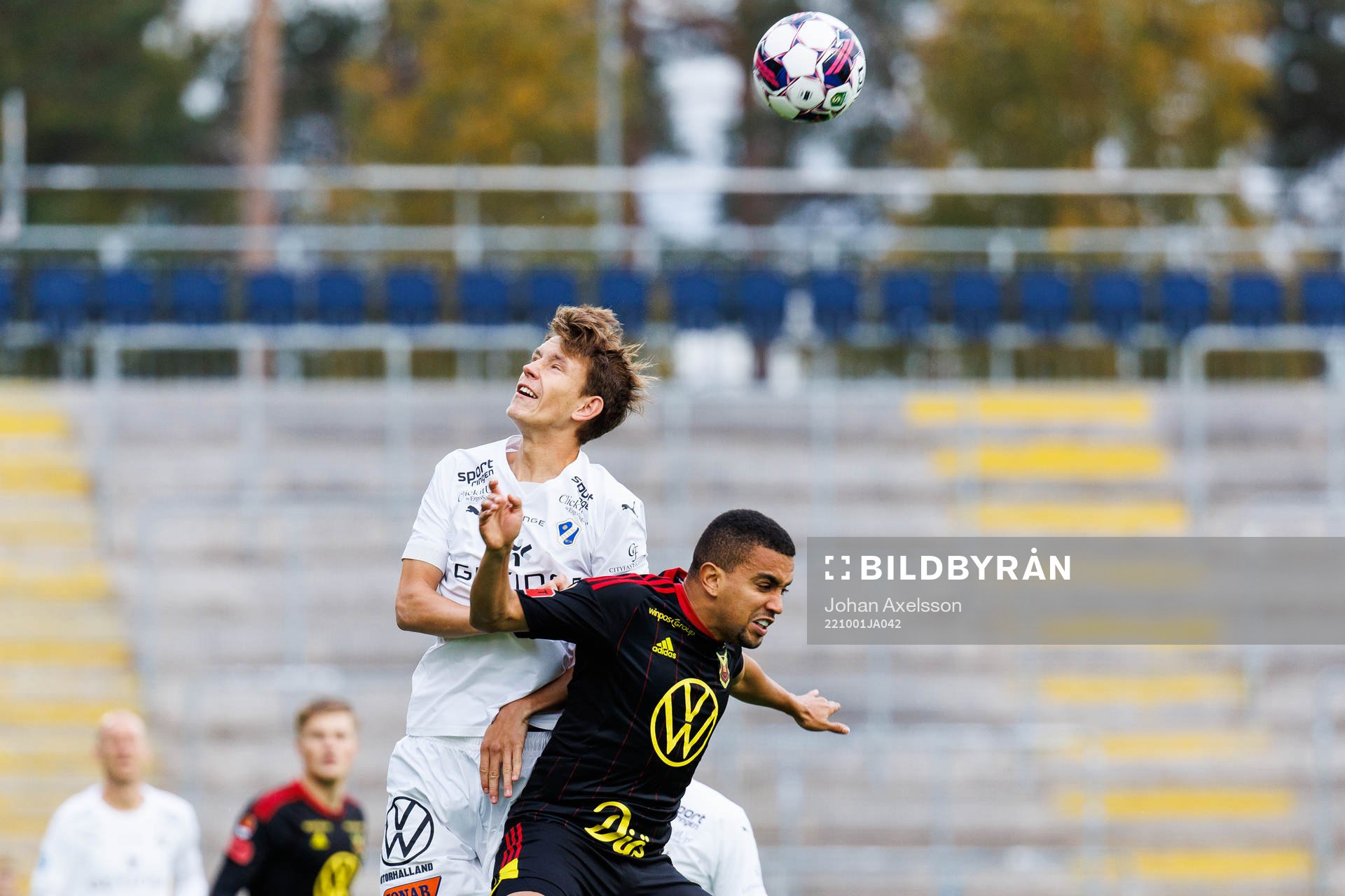 Halmstads Alexander Johansson i kamp med Östersunds Erick Brendon Pinheiro da Silva under fotbollsmatchen i Superettan mellan Östersund och Halmstad den 1 oktober 2022 i Östersund.