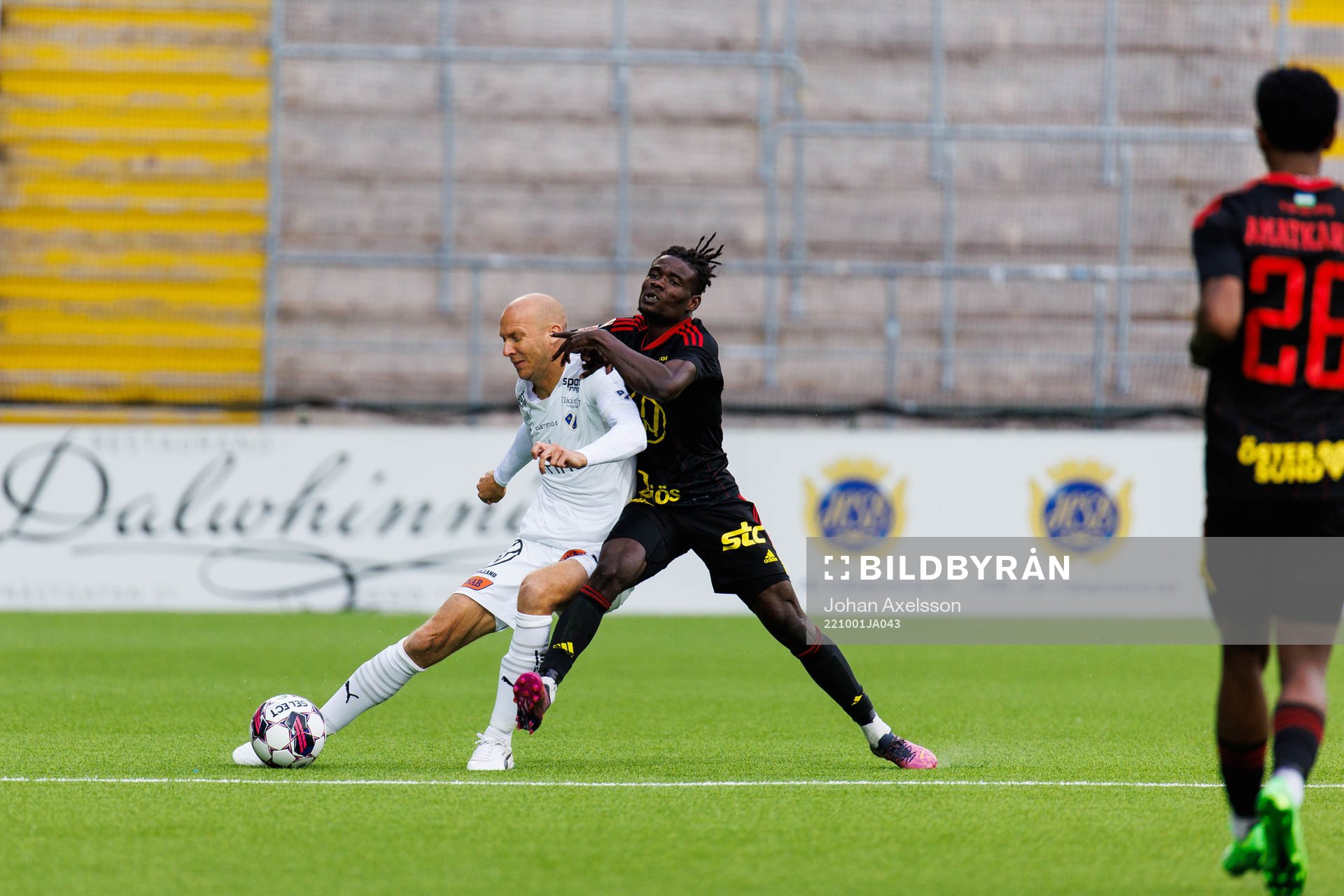 Halmstads Andreas Johansson i kamp med Östersunds Yannick Armel Assiedou Adjoumani under fotbollsmatchen i Superettan mellan Östersund och Halmstad den 1 oktober 2022 i Östersund.
