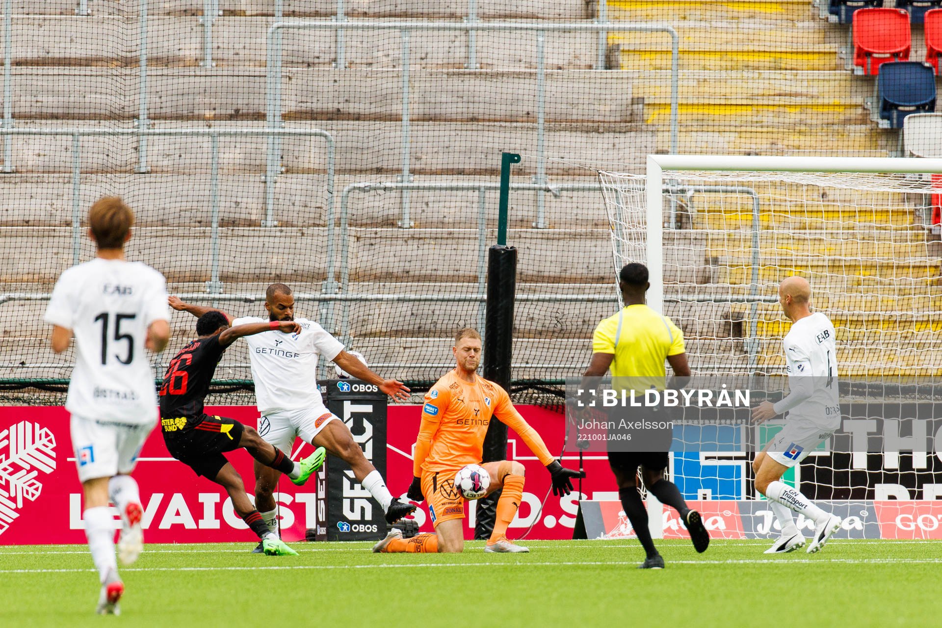 Halmstads målvakt Malkolm Nilsson Säfqvist med en