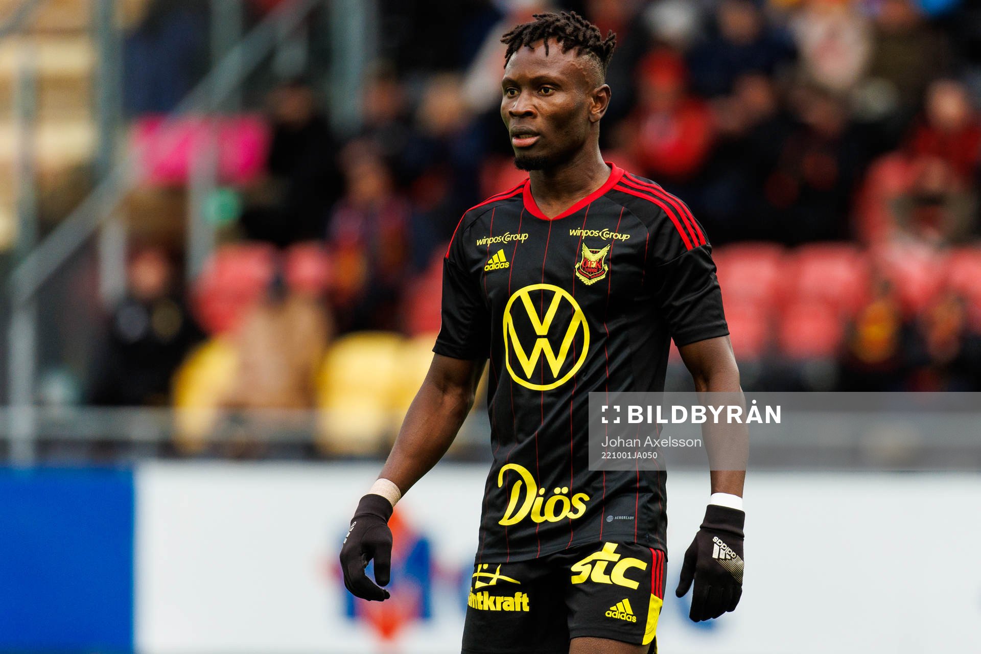 Östersunds Samuel Mensiro under fotbollsmatchen i Superettan mellan Östersund och Halmstad den 1 oktober 2022 i Östersund. 