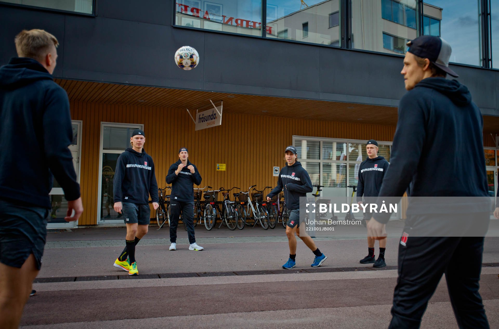 Örebros Mathias Bromé värmer upp med fotboll inför ishockeymatchen i SHL mellan Örebro och Skellefteå den 1 oktober 2022 i Örebro. 