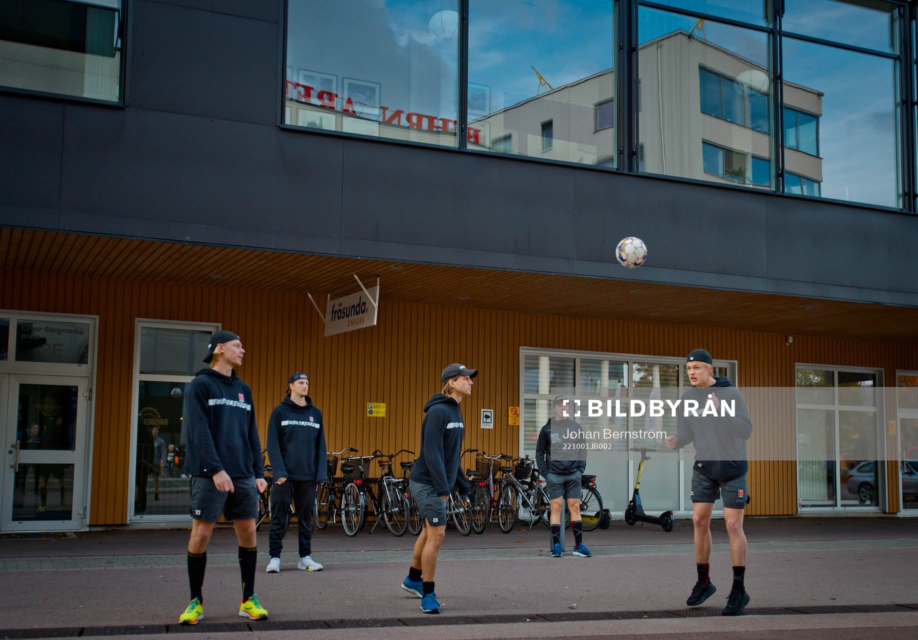 Örebros Mathias Bromé och Oliver Eklind värmer upp med fotboll inför ishockeymatchen i SHL mellan Örebro och Skellefteå den 1 oktober 2022 i Örebro.