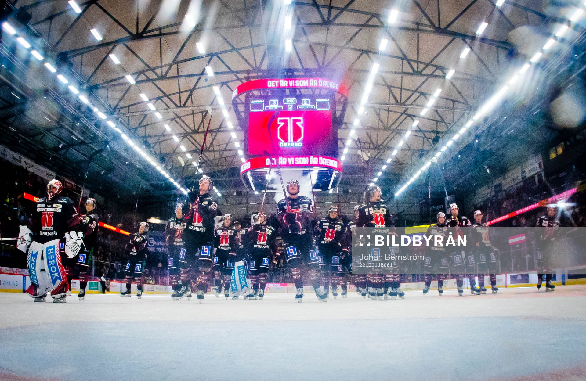 Örebros målvakt Jhonas Enroth jublar framför fansen