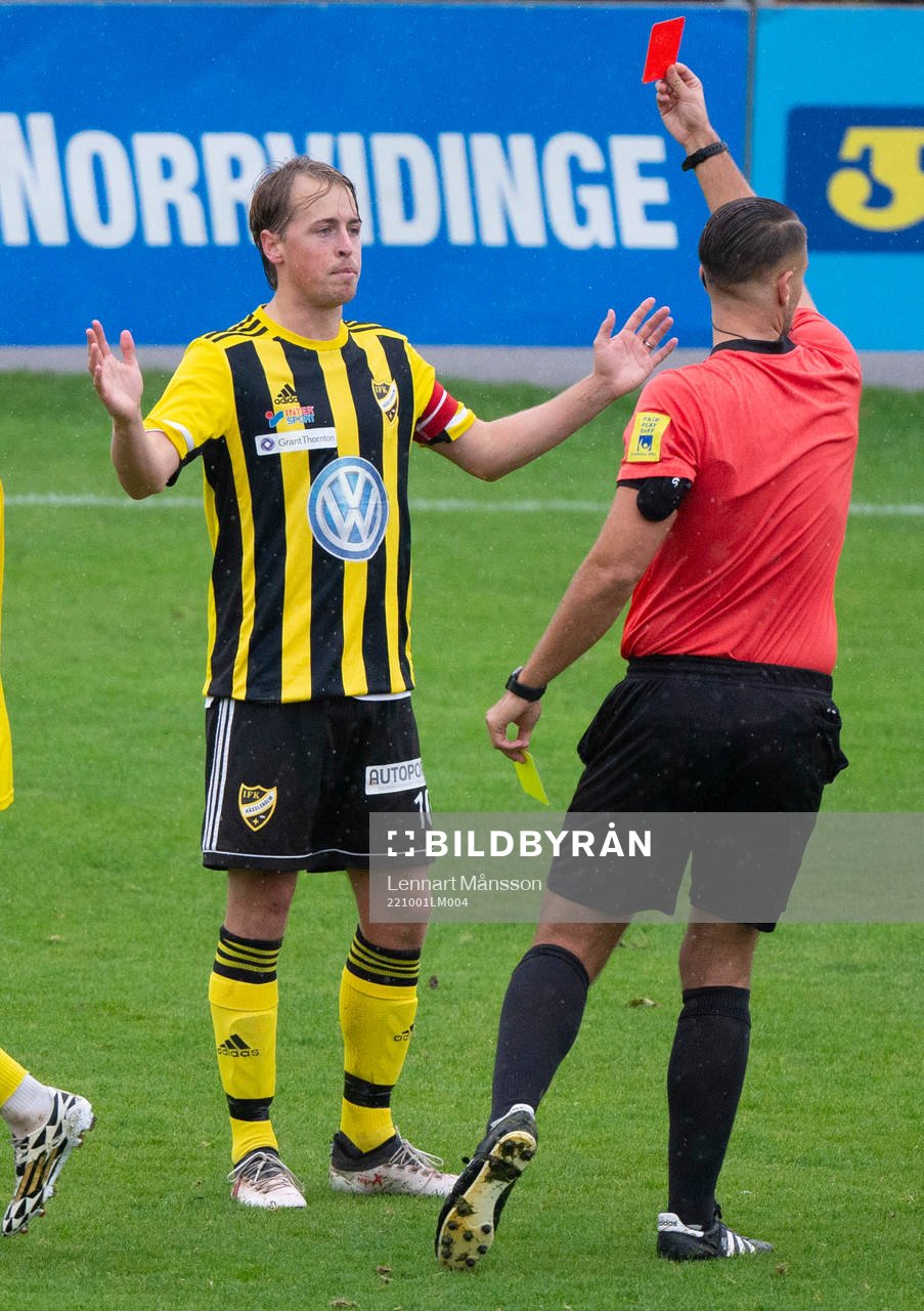 IFK Hässleholms Robin Strömberg får rött kort i matchen i div. 2 mellan IFK Hässleholm och Högsbo IK i Hässleholm 1 oktober 2022.

