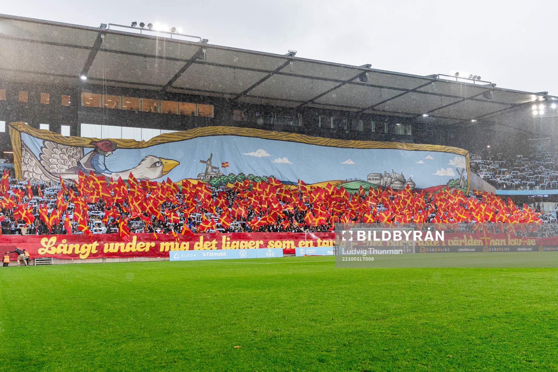 Malmö FFs supportar med tifo inför fotbollsmatchen i Allsvenskan mellan Malmö FF och Hammarby den 1 oktober 2022 i Malmö. 