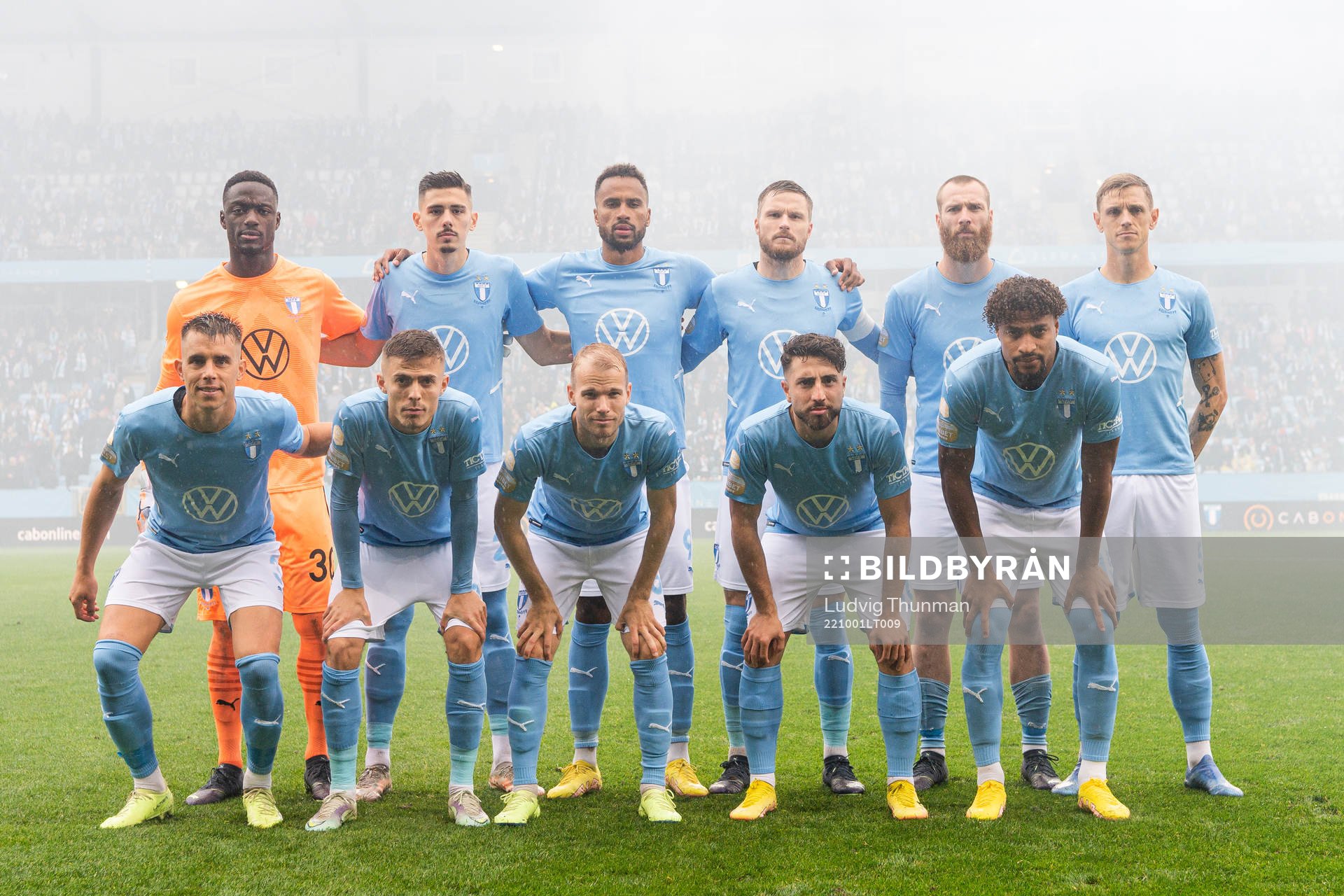 Malmö FFs startelva poserar för en lagbild inför fotbollsmatchen i Allsvenskan mellan Malmö FF och Hammarby den 1 oktober 2022 i Malmö. Övre raden: Målvakt Ismael Diawara, Dennis Hadzikadunic, Isaac Kiese Thelin , Lasse Nielsen , Jo Inge Berget , Søren Rieks . Nedred raden: Jonas Knudsen , Patriot Sejdiu, Oscar Lewicki , Moustafa Zeidan och Joseph Ceesay.