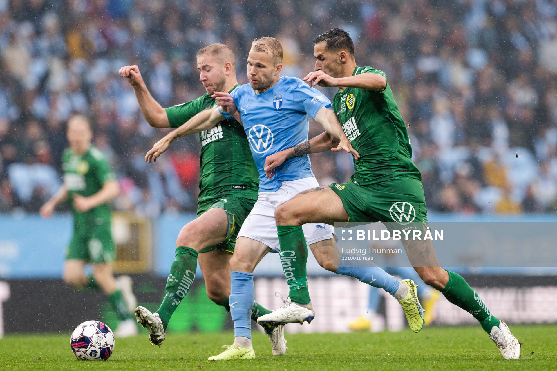 Malmö FFs Oscar Lewicki i en kamp mot Hammarbys Darijan Bojanic och Loret Sadiku under fotbollsmatchen i Allsvenskan mellan Malmö FF och Hammarby den 1 oktober 2022 i Malmö.