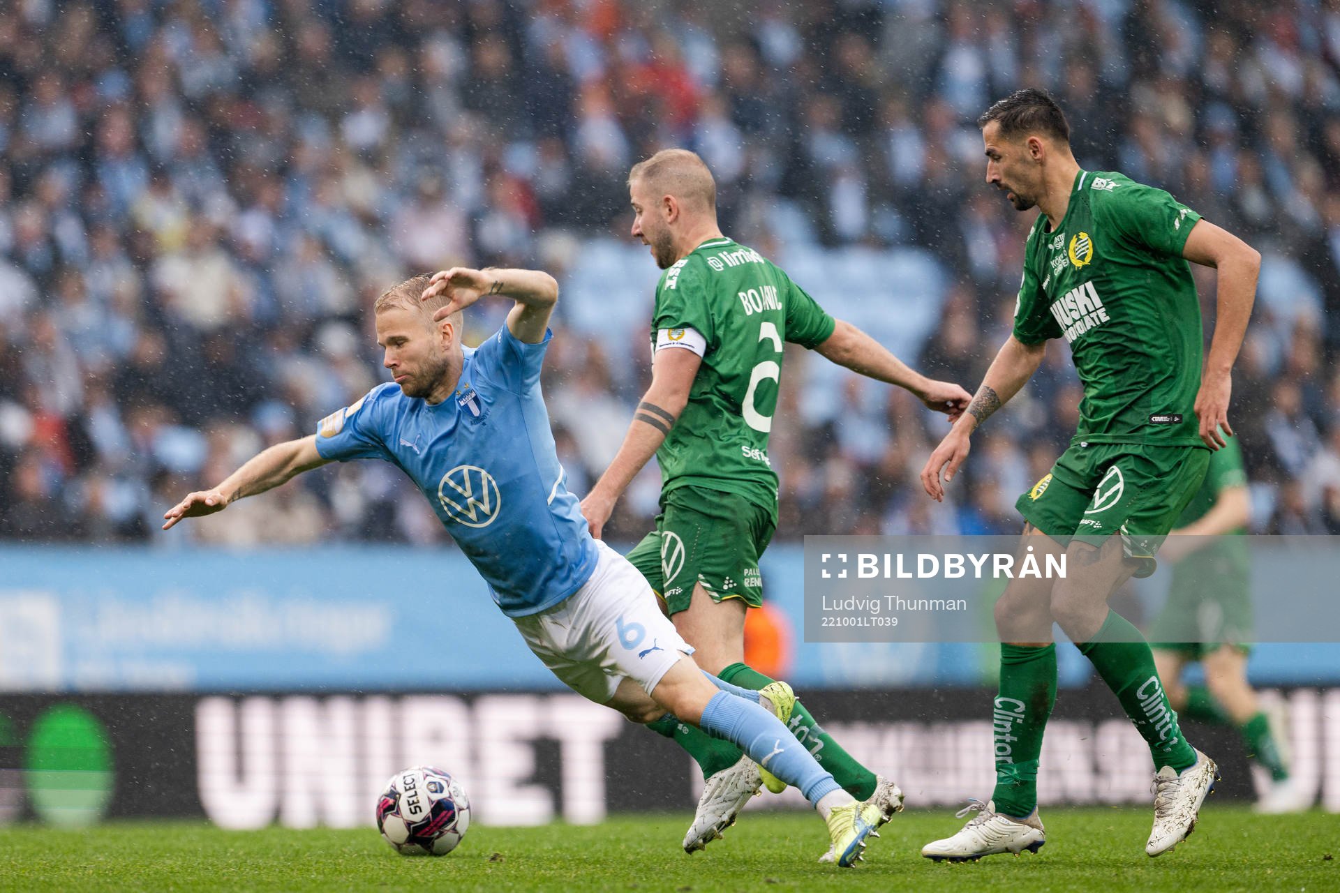 Malmö FFs Oscar Lewicki i en kamp mot Hammarbys Darijan