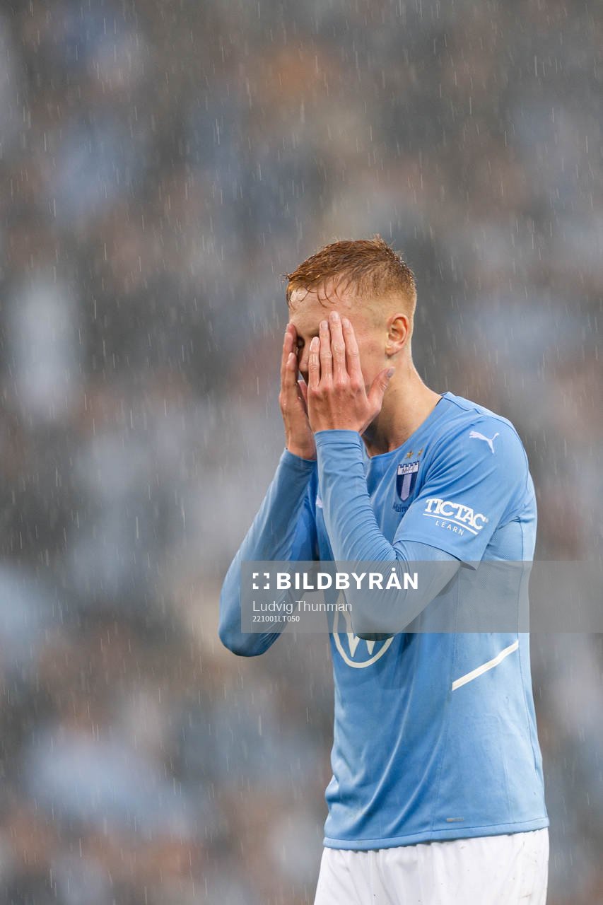 Malmö FFs Hugo Larsson deppar