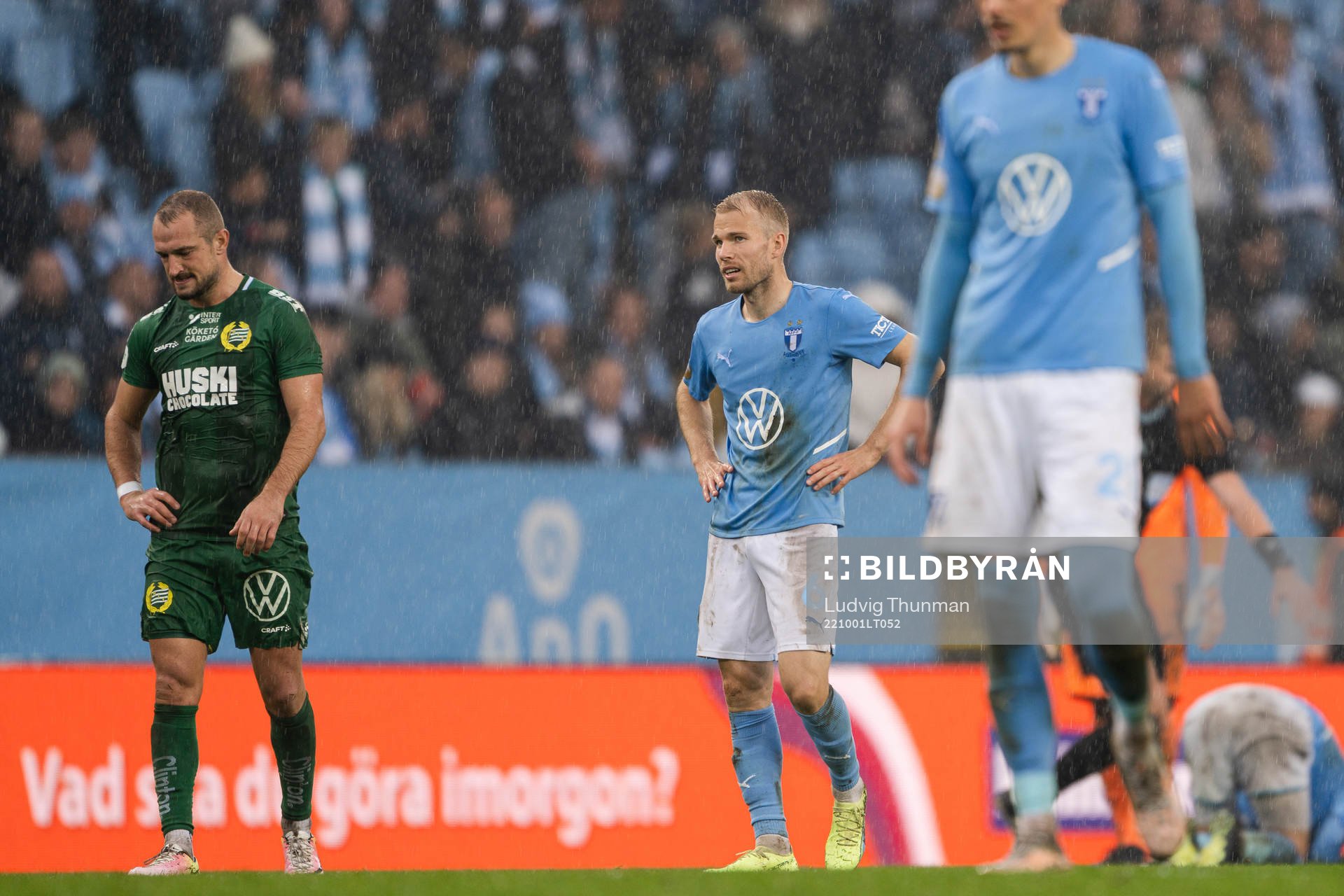 Malmö FFs Oscar Lewicki och Dennis Hadzikadunic deppar