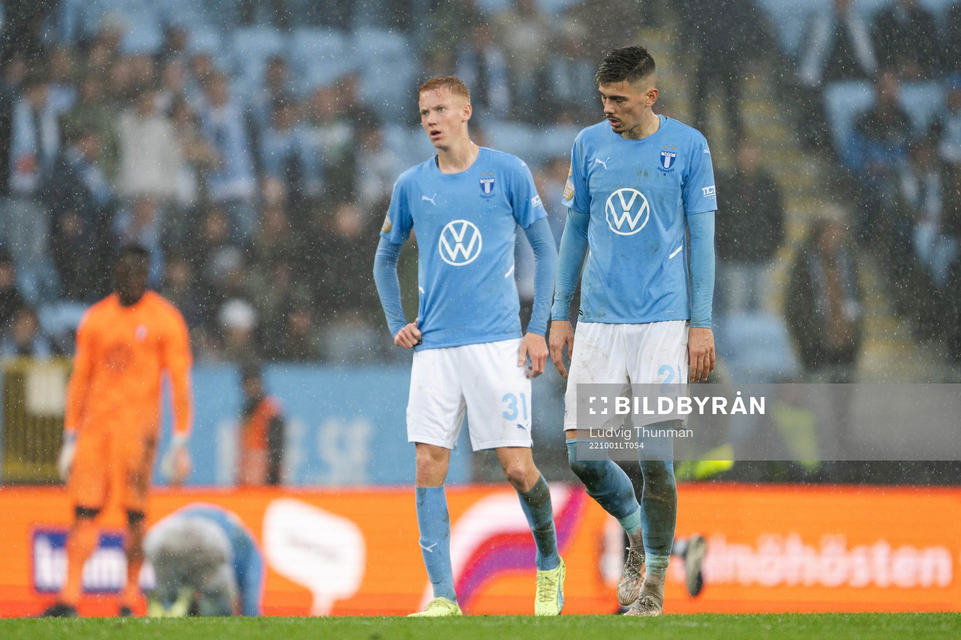 Malmö FFs Hugo Larsson och Dennis Hadzikadunic deppar