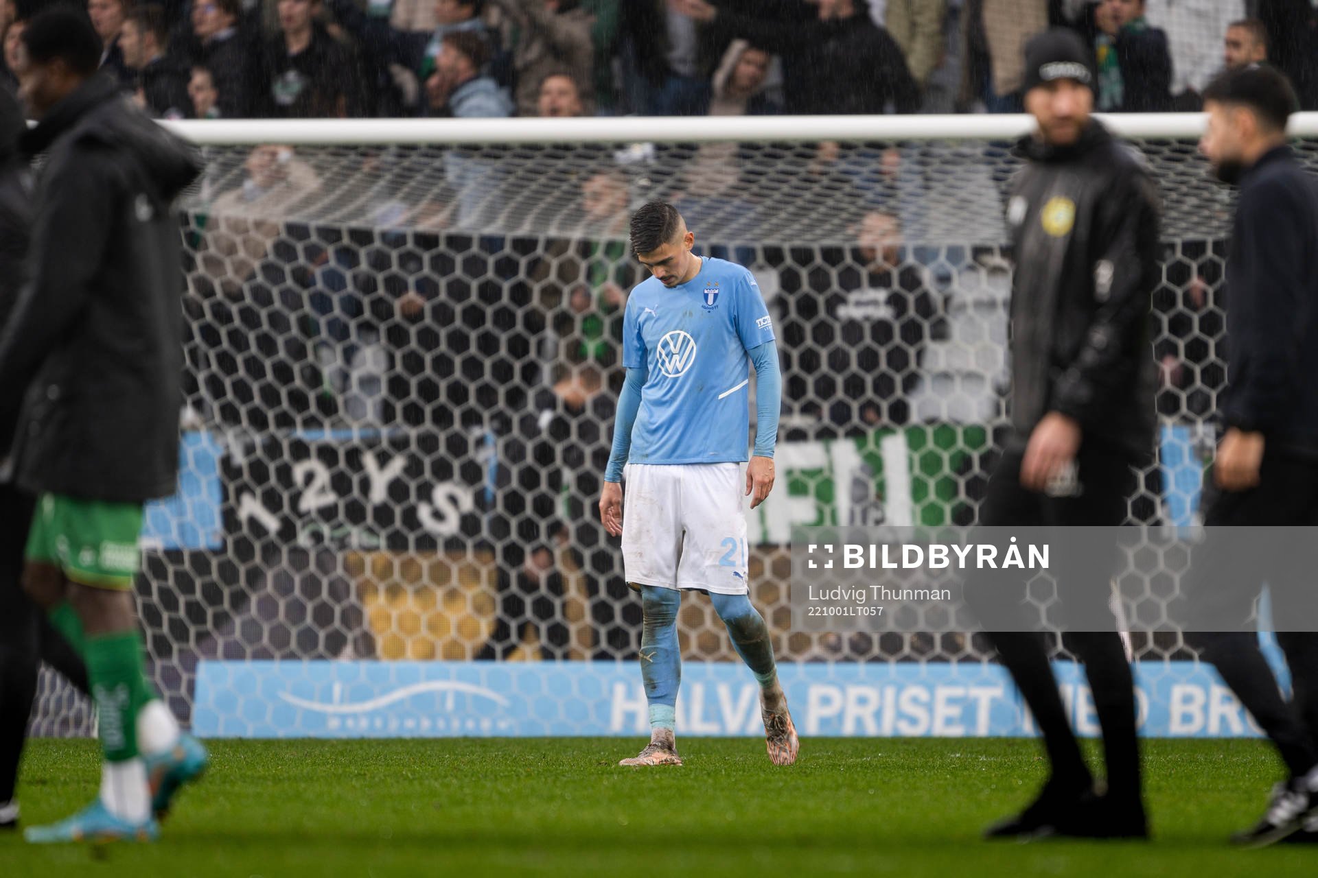 Malmö FFs Dennis Hadzikadunic deppar