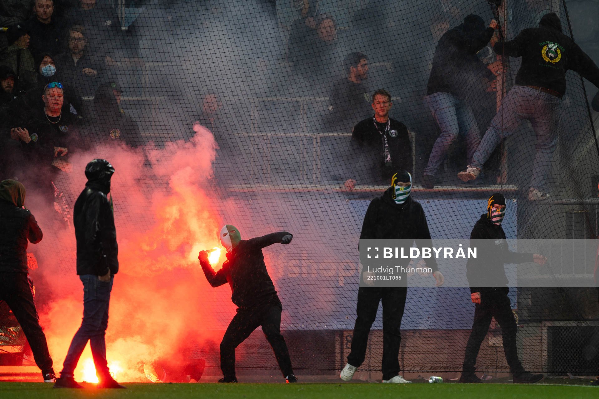 Hammarbys supportrar med bengaler