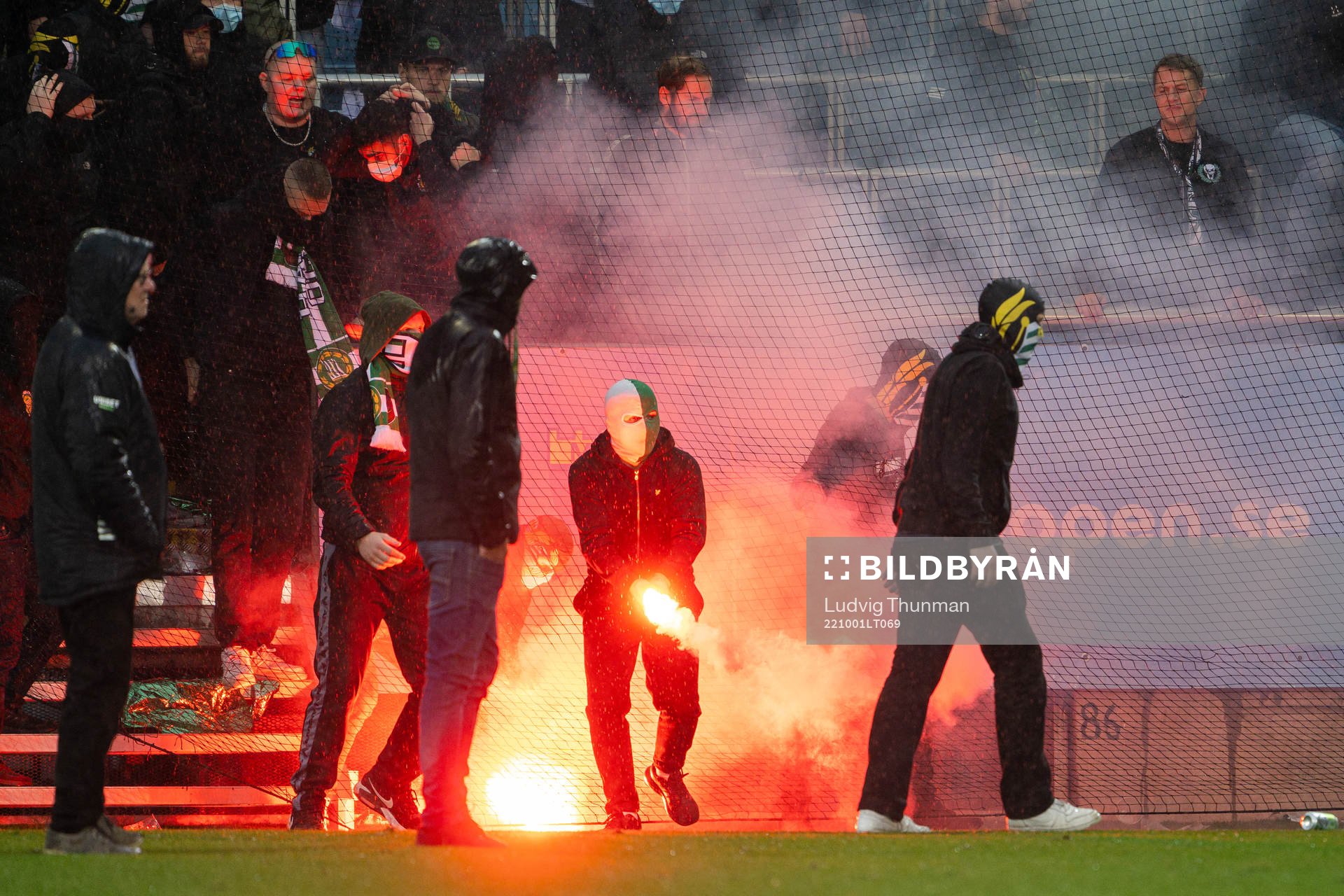 Hammarbys supportrar med bengaler