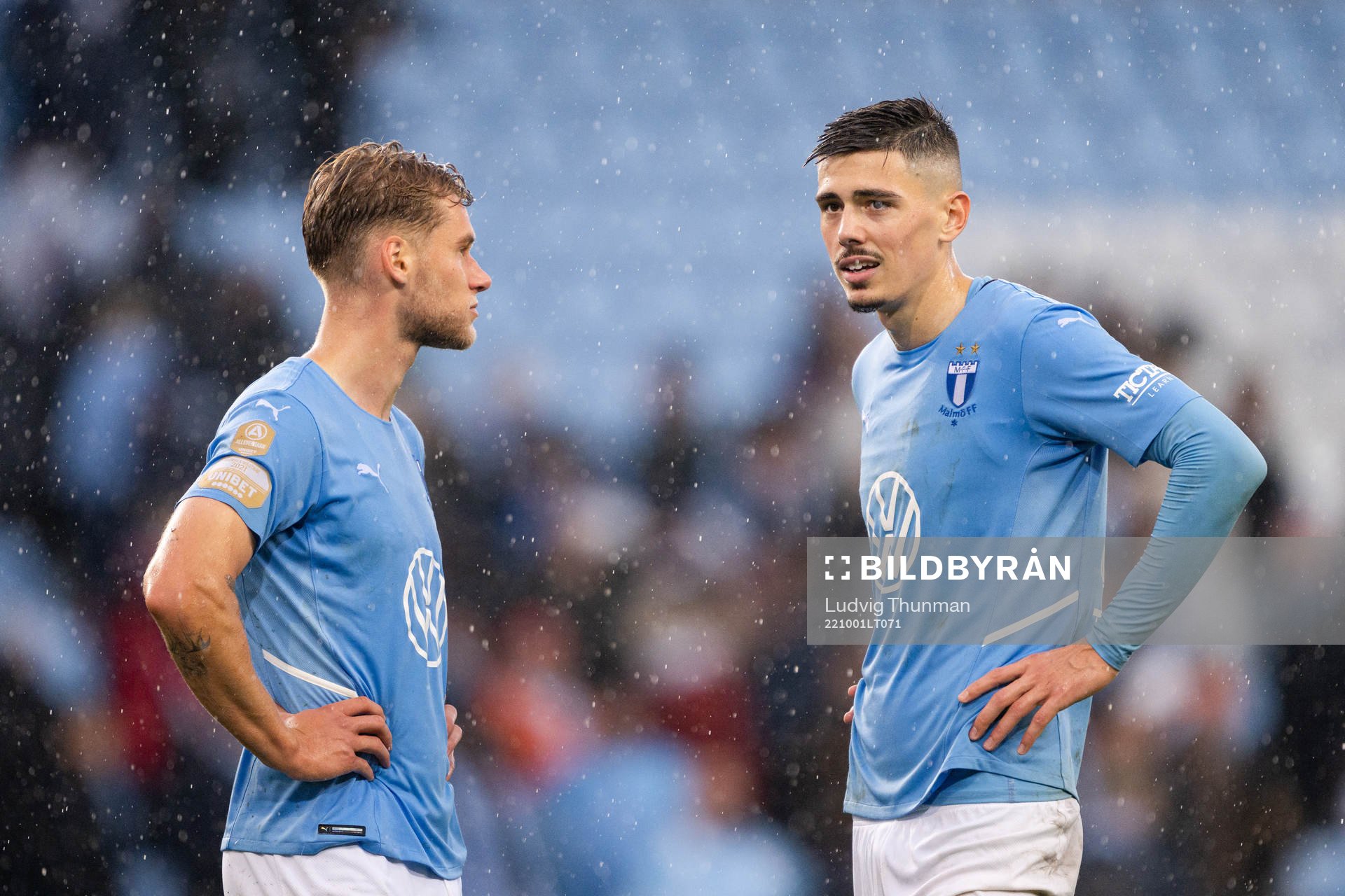 Malmö FFs Felix Beijmo och Dennis Hadzikadunic deppar