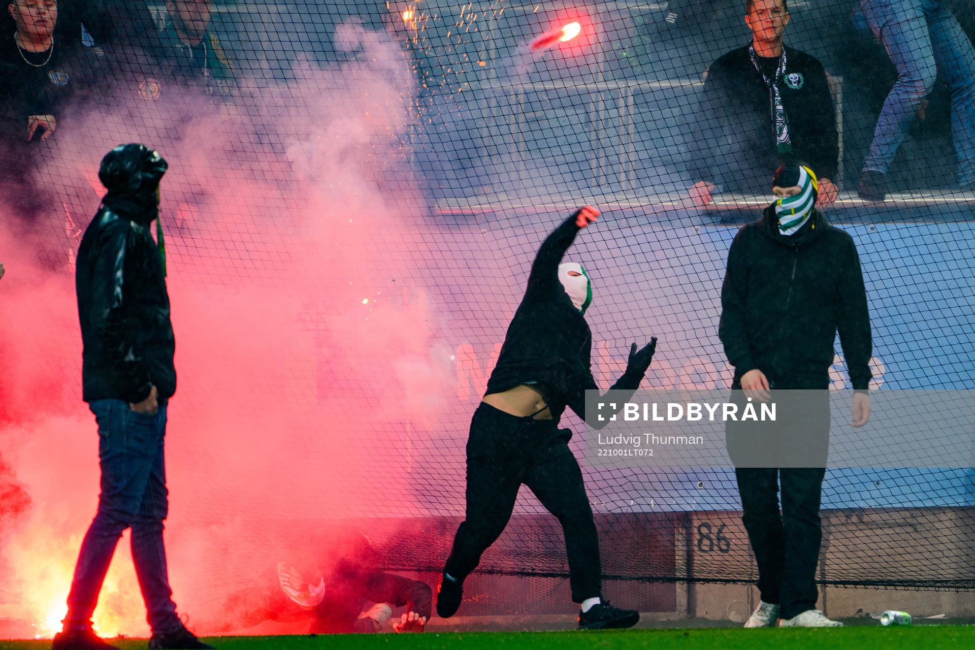 En hammarbysupporter kastar en bengal mot Malmö FFs
