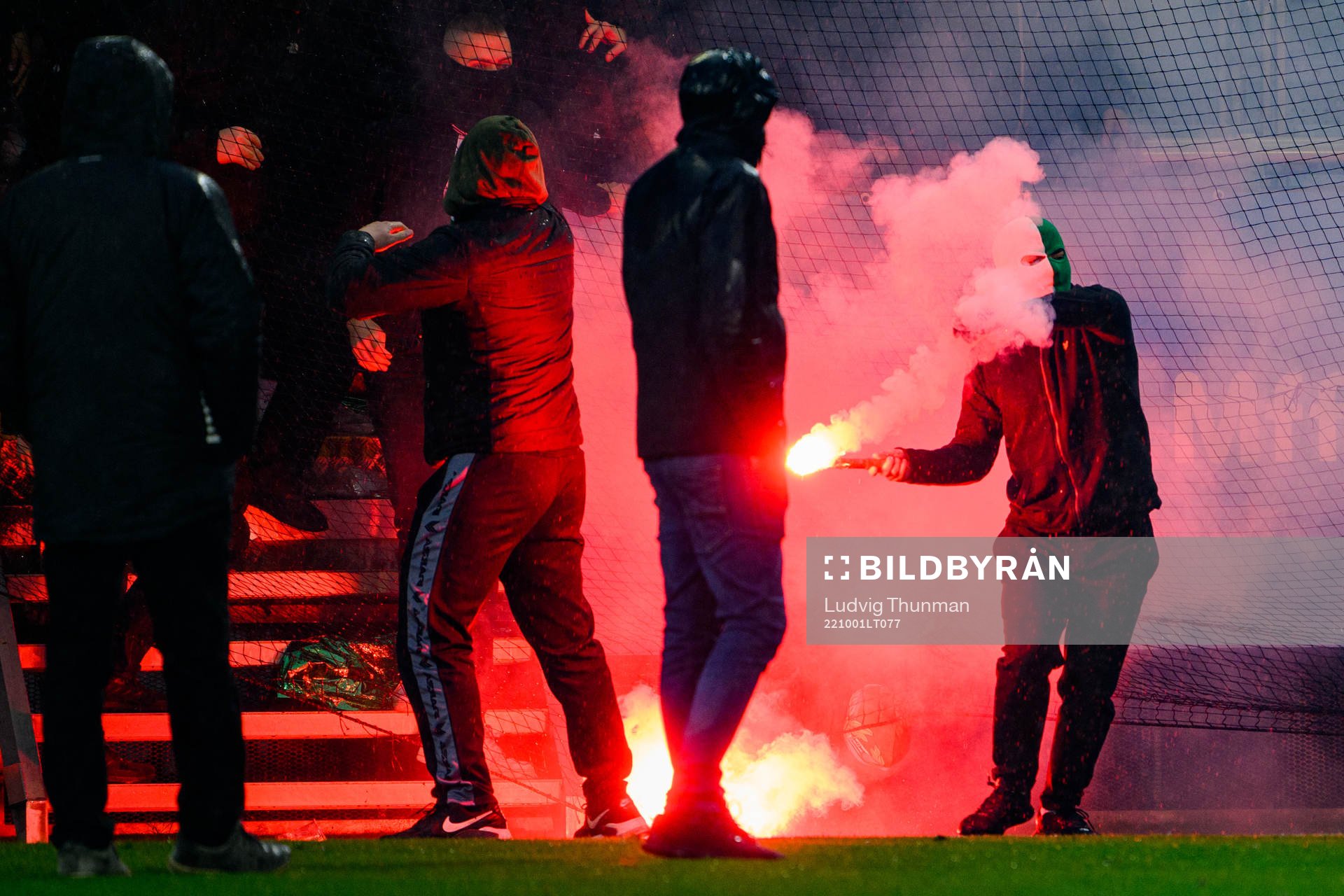 En hammarbysupporter kastar en bengal mot Malmö FFs