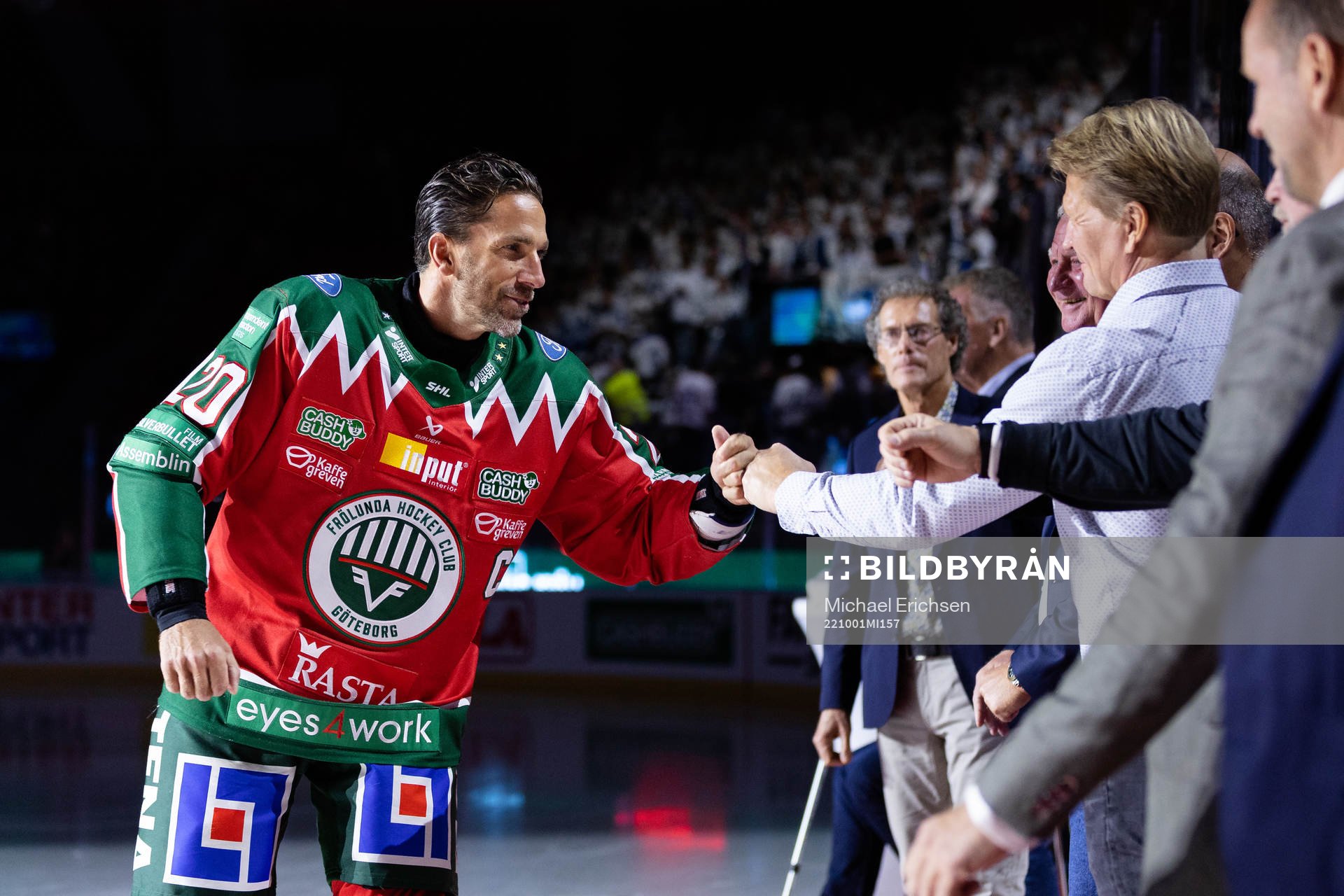 Frölundas lagkapten Joel Lundqvist hälsar på de tidigare