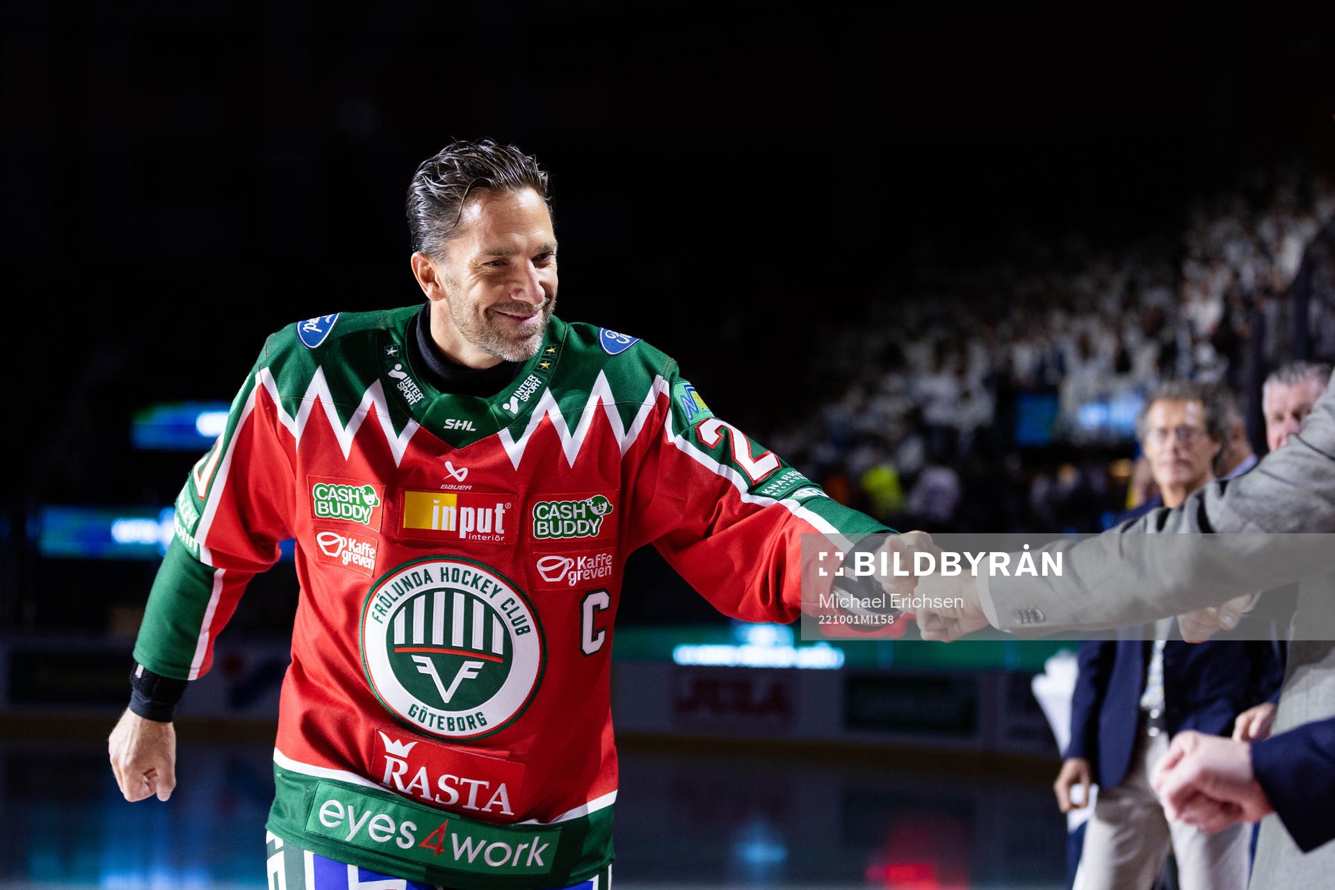 Frölundas lagkapten Joel Lundqvist hälsar på de tidigare