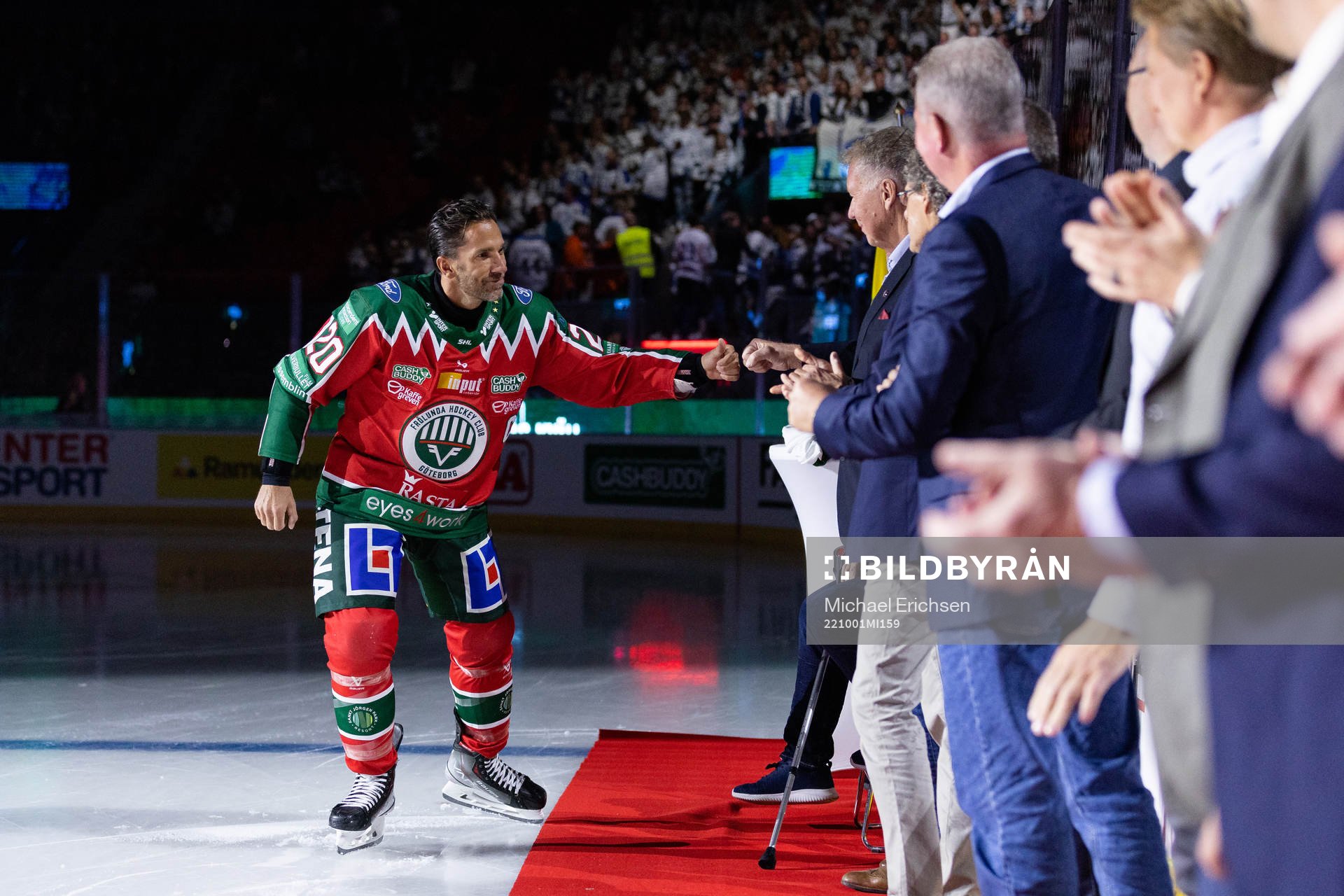 Frölundas lagkapten Joel Lundqvist hälsar på de tidigare