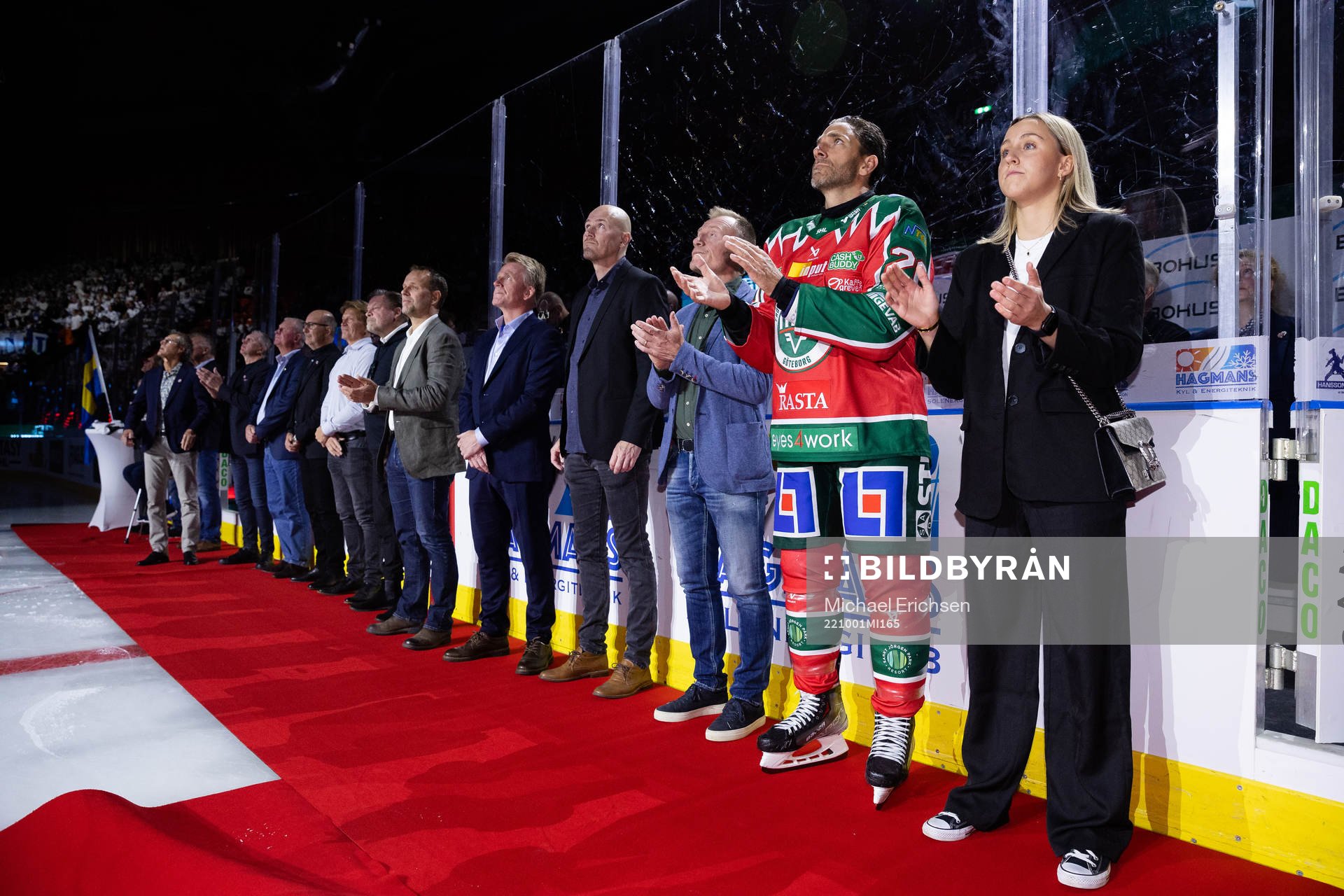 Frölundas lagkapten Joel Lundqvist och damlagets lagkapten