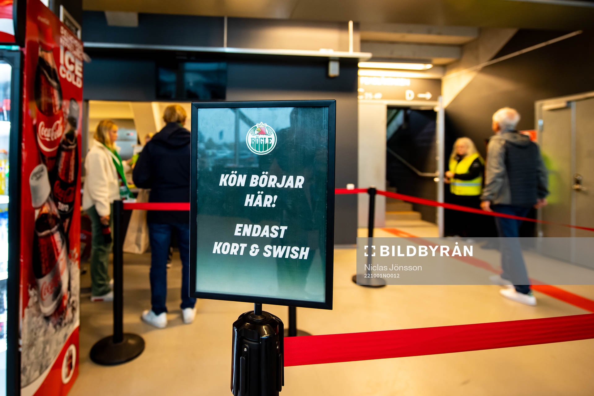 En skylt med ”Kön börjar här - Endast kort Swish