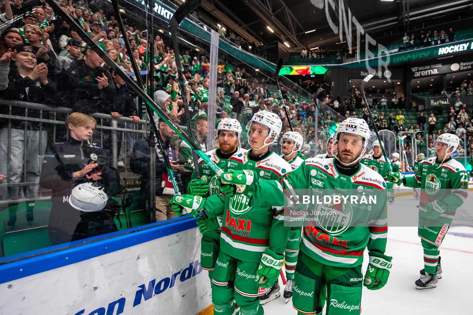 Rögles Oliver Tärnström och Riley Sheen jublar