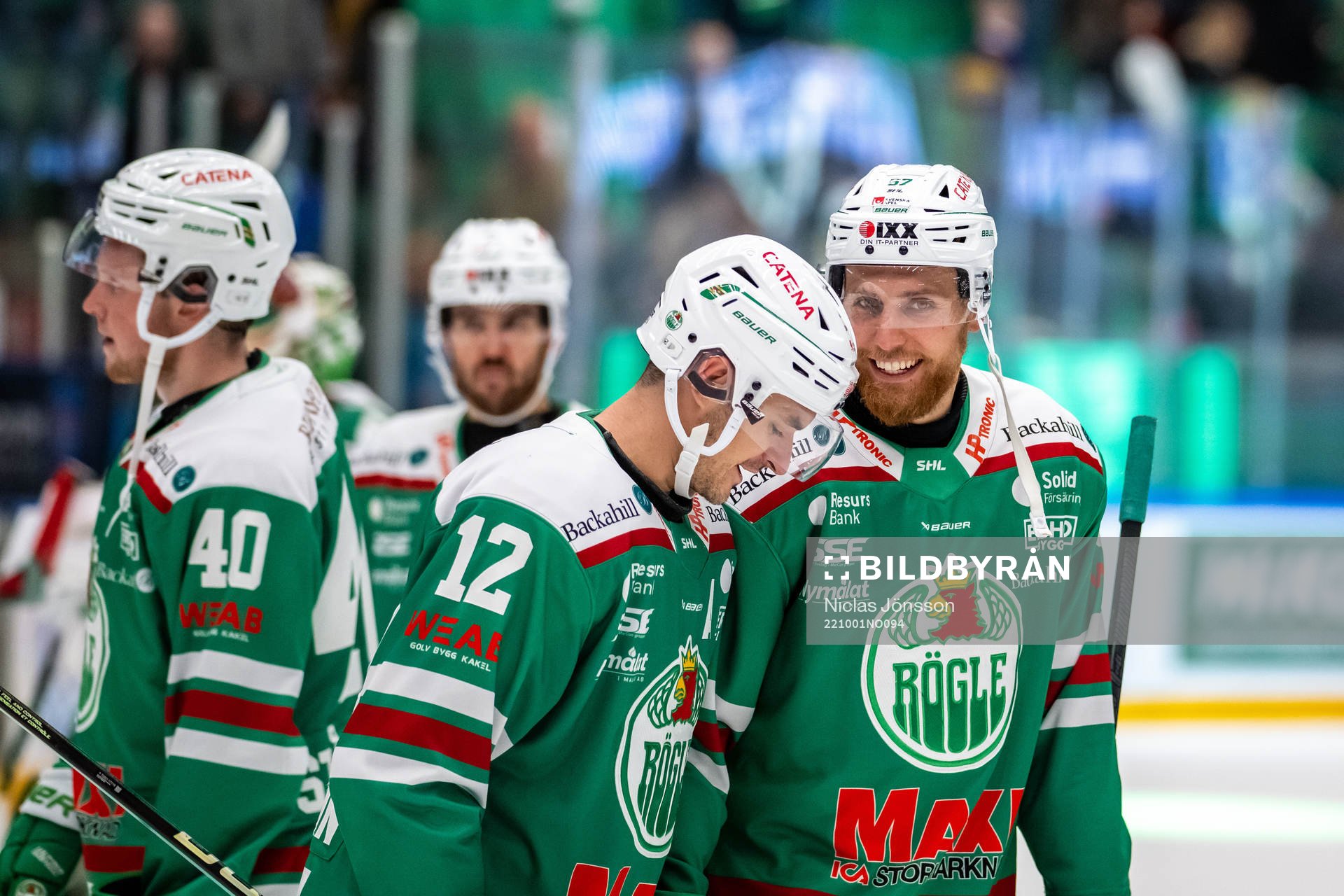 Rögles Brady Ferguson och Vojtech Mozik jublar