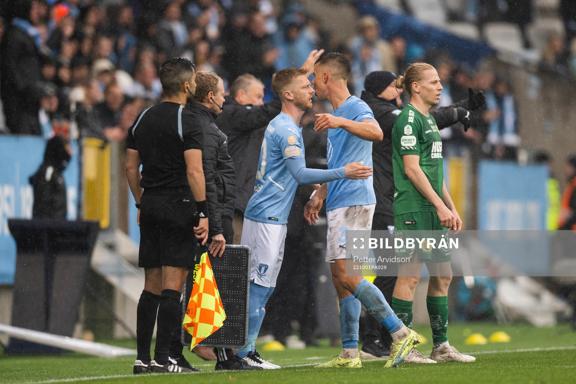 Byte mellan Malmö FFs Jonas Knudsen och Anders Christiansen under fotbollsmatchen i Allsvenskan mellan Malmö FF och Hammarby den 1 oktober 2022 i Malmö.