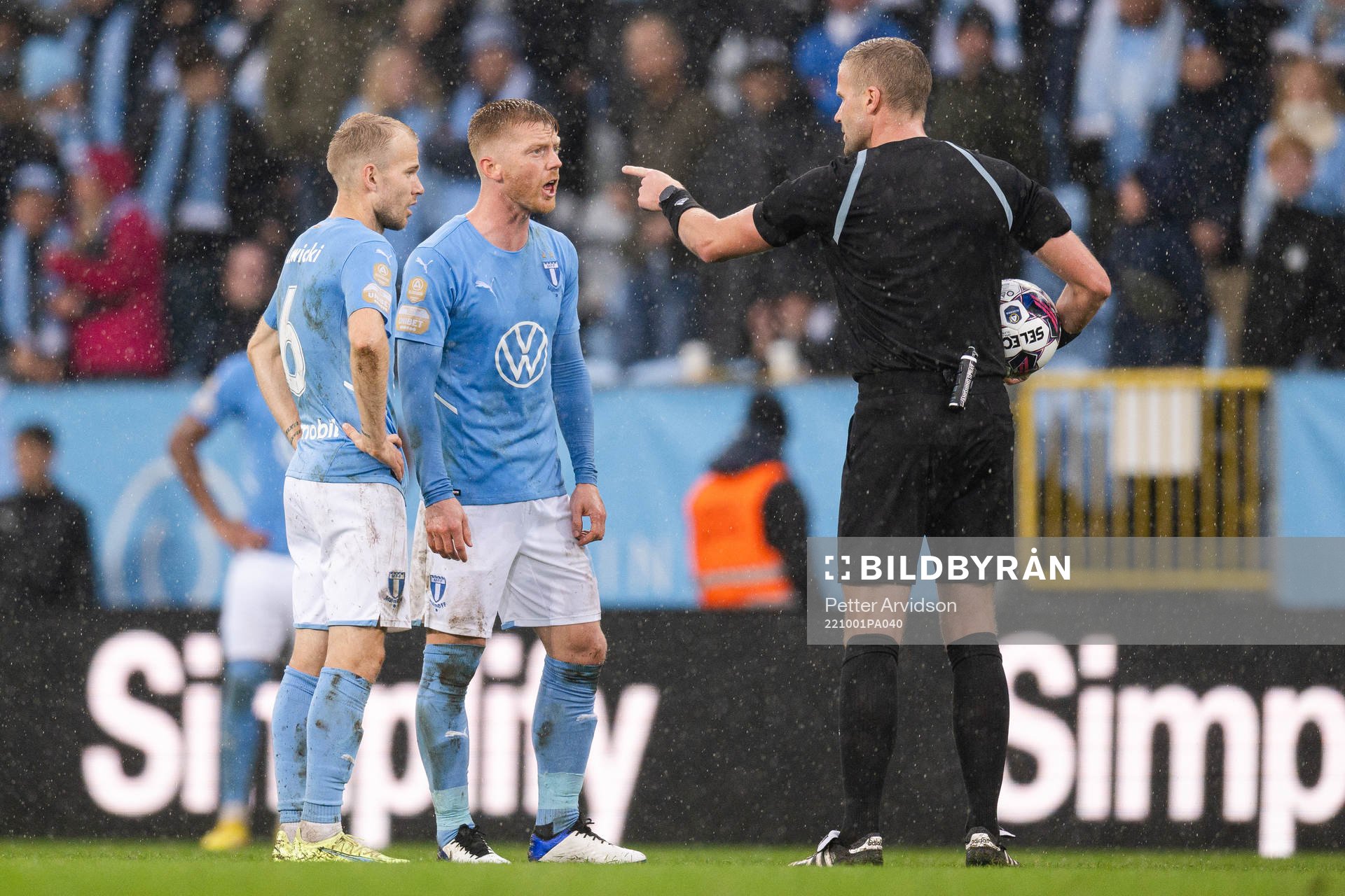 Malmö FFs Oscar Lewicki och Anders Christiansen reagerar