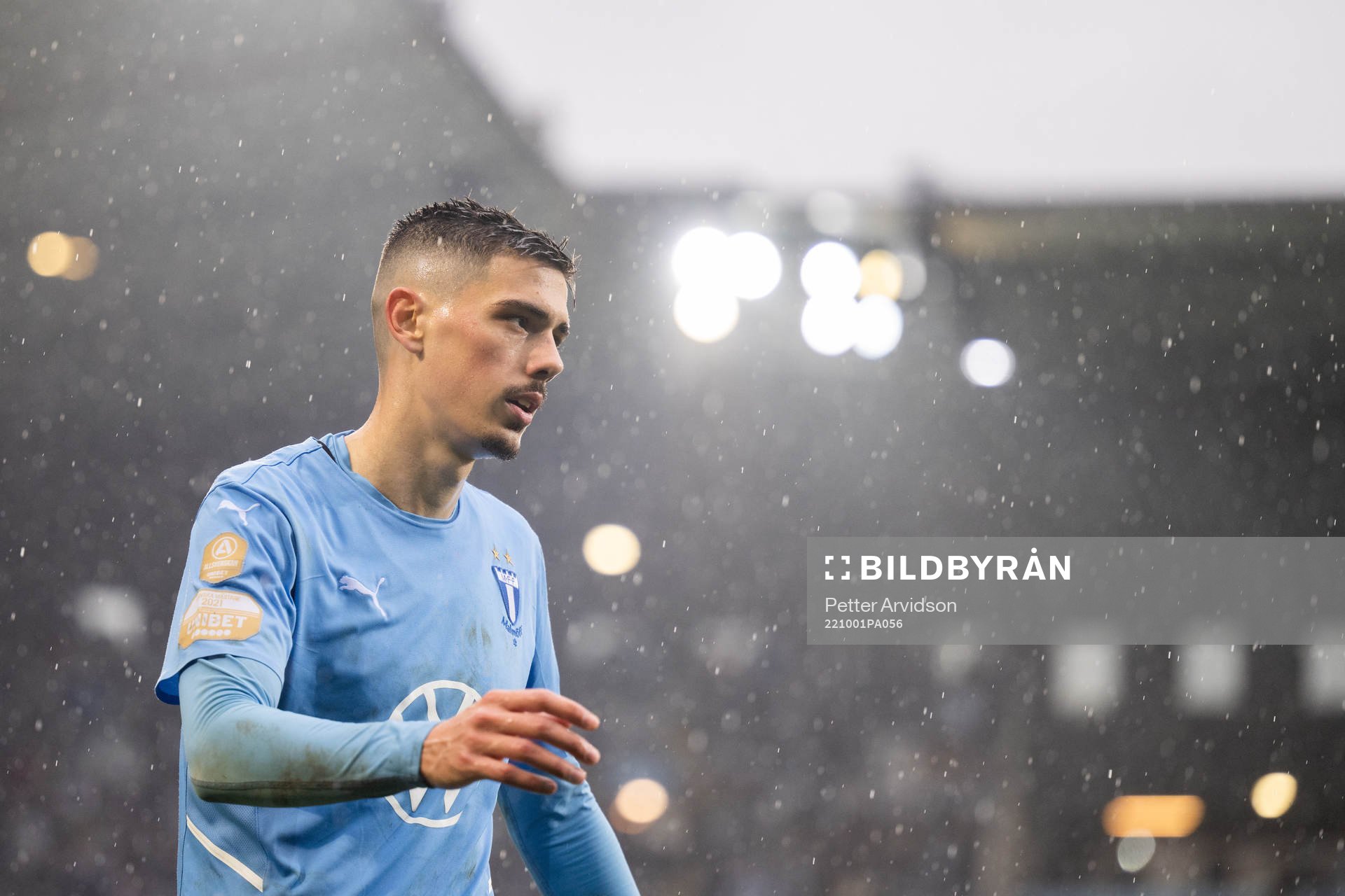 Malmö FFs Dennis Hadzikadunic deppar