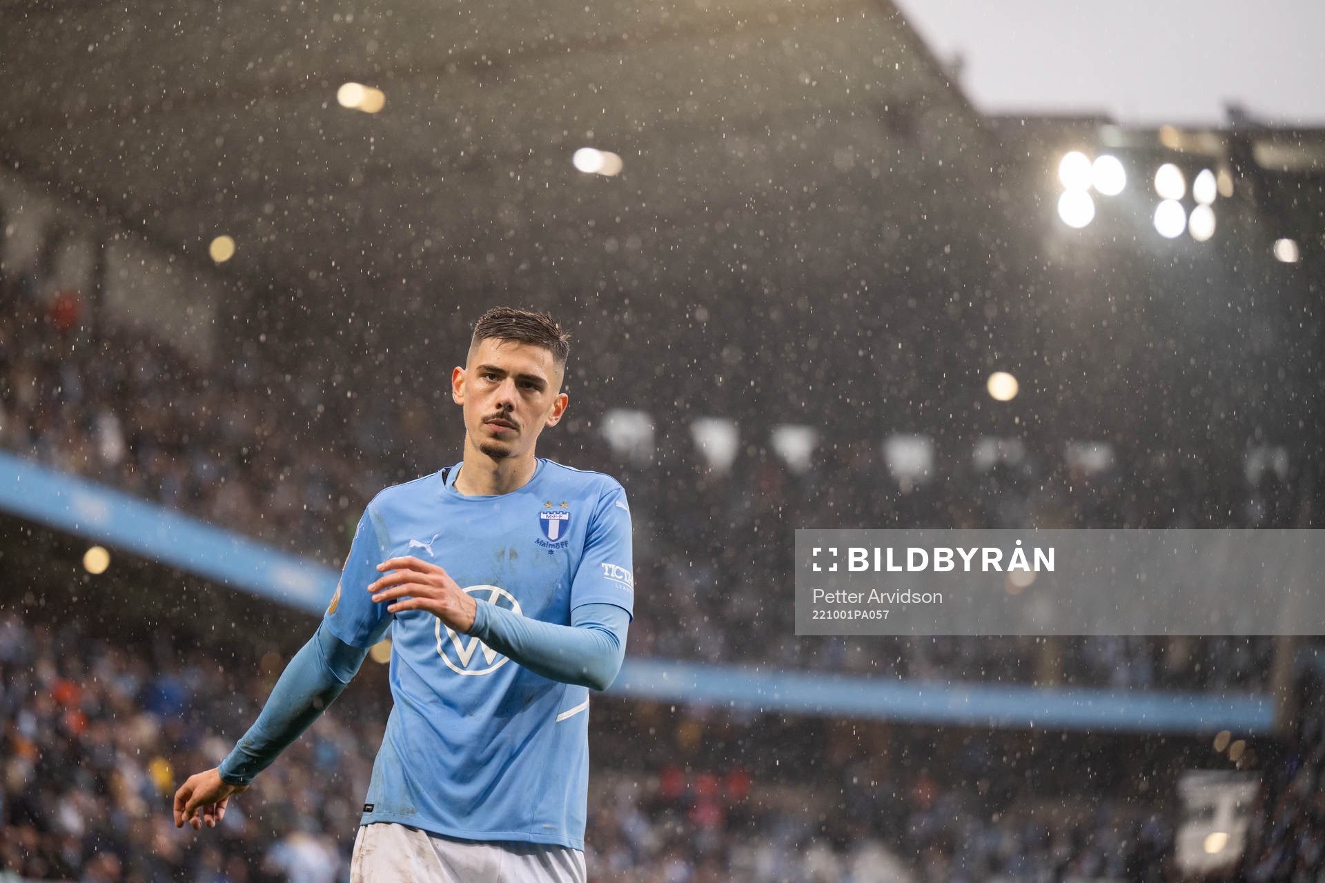 Malmö FFs Dennis Hadzikadunic deppar