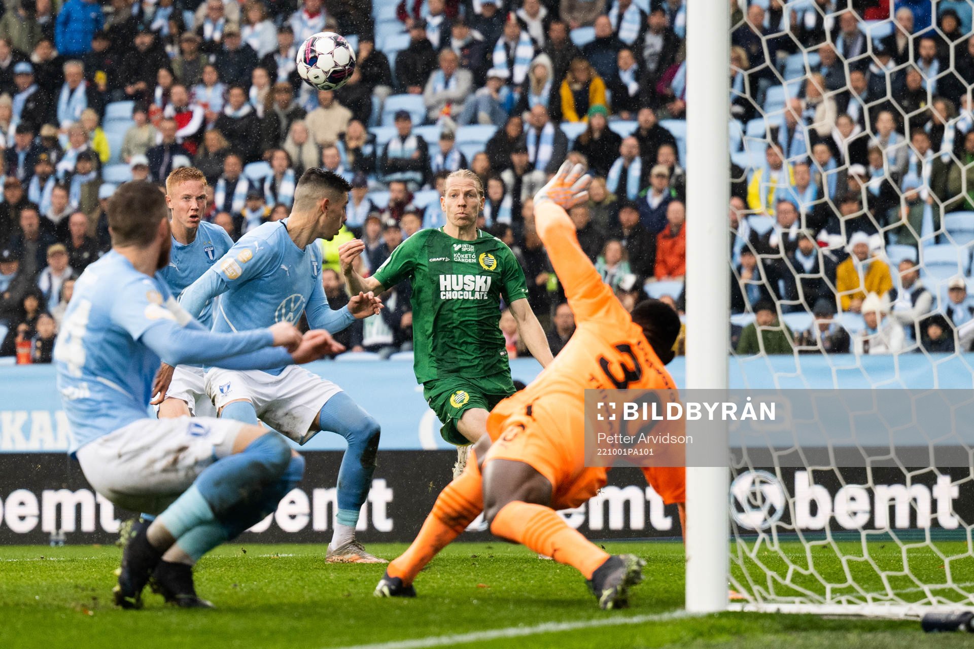 Hammarbys Gustav Ludwigson mot Malmö FFs Hugo Larsson och