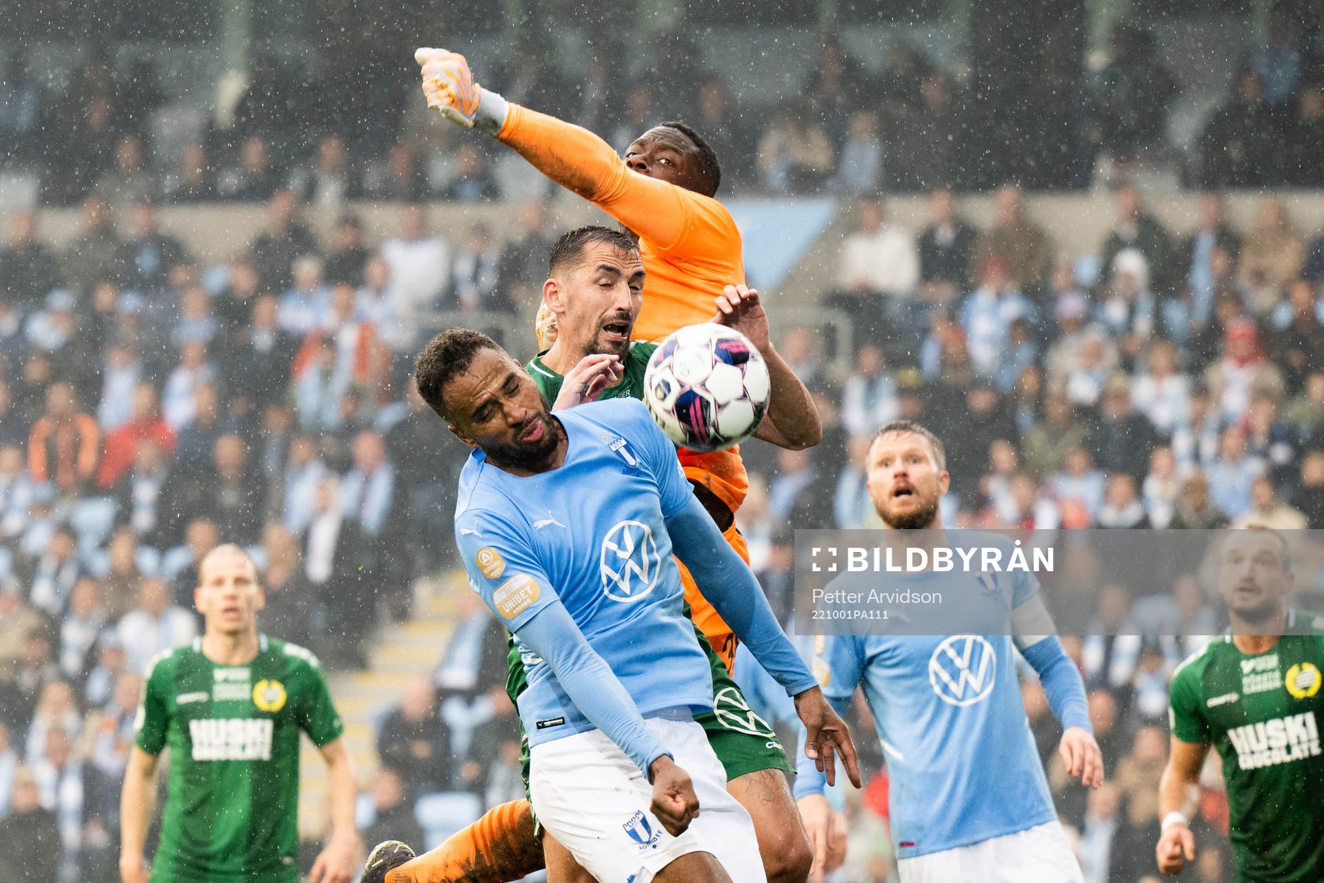 Hammarbys Loret Sadiku oroar mot Malmö FFs Isaac Kiese Thelin och målvakt Ismael Diawara under fotbollsmatchen i Allsvenskan mellan Malmö FF och Hammarby den 1 oktober 2022 i Malmö.