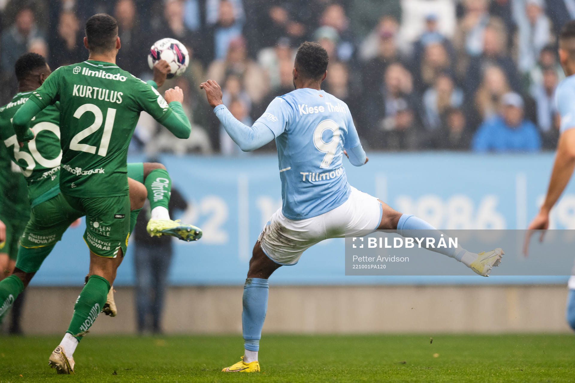Hammarbys Shaquille Pinas och Malmö FFs Isaac Kiese Thelin