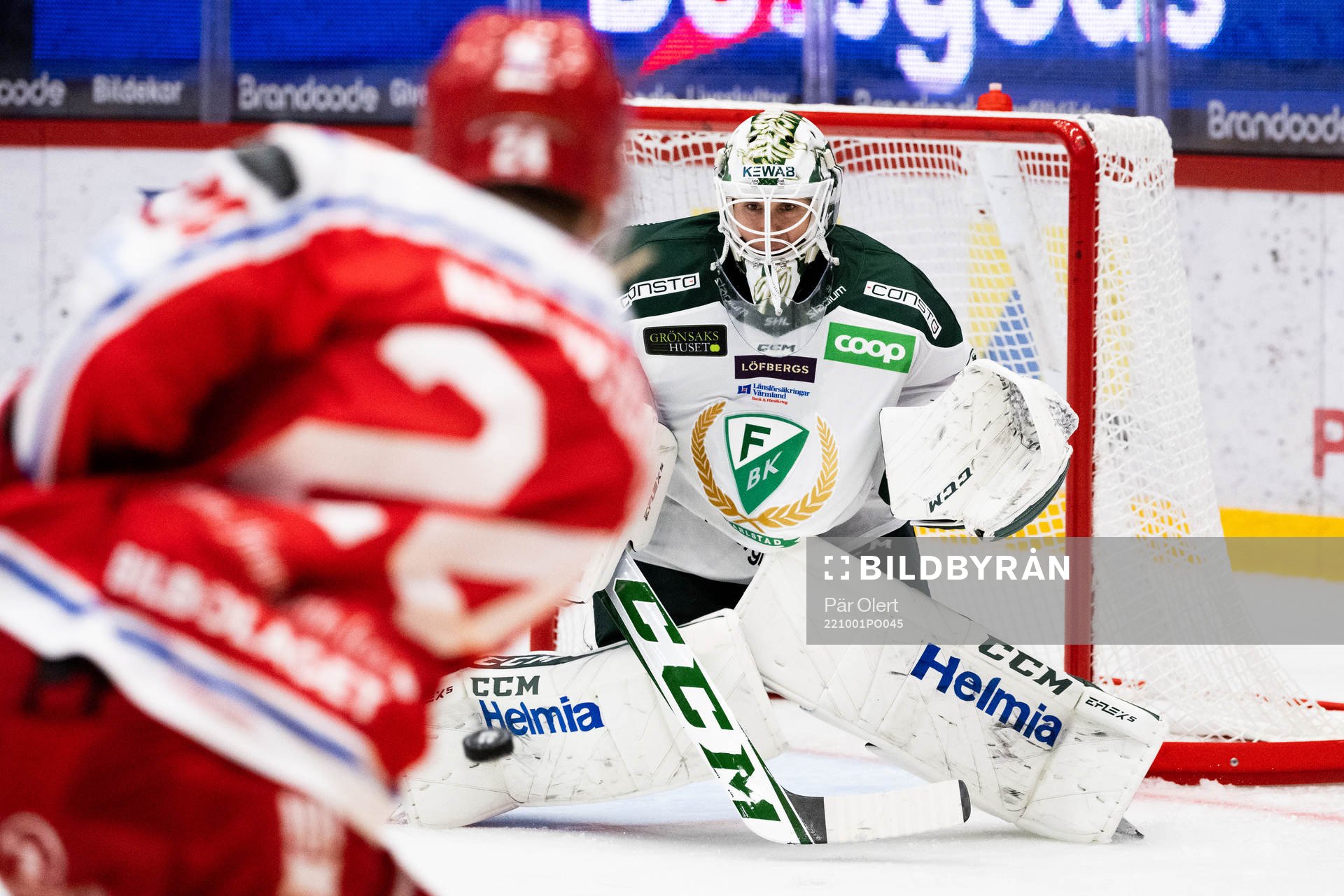 Färjestads målvakt Matthew Tomkins beskjuts av Timrås