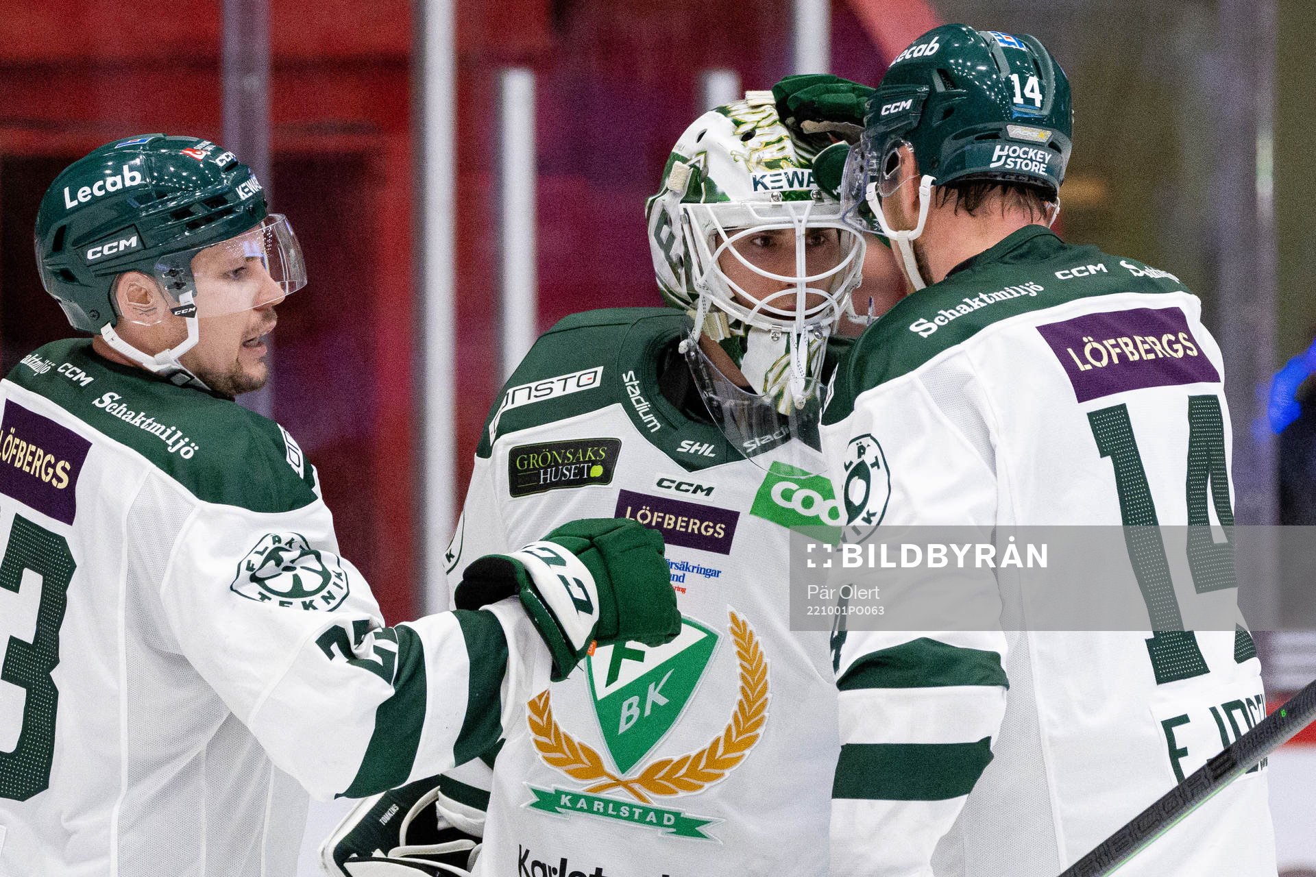 Färjestads Ville Pokka , målvakt Matthew Tomkins och