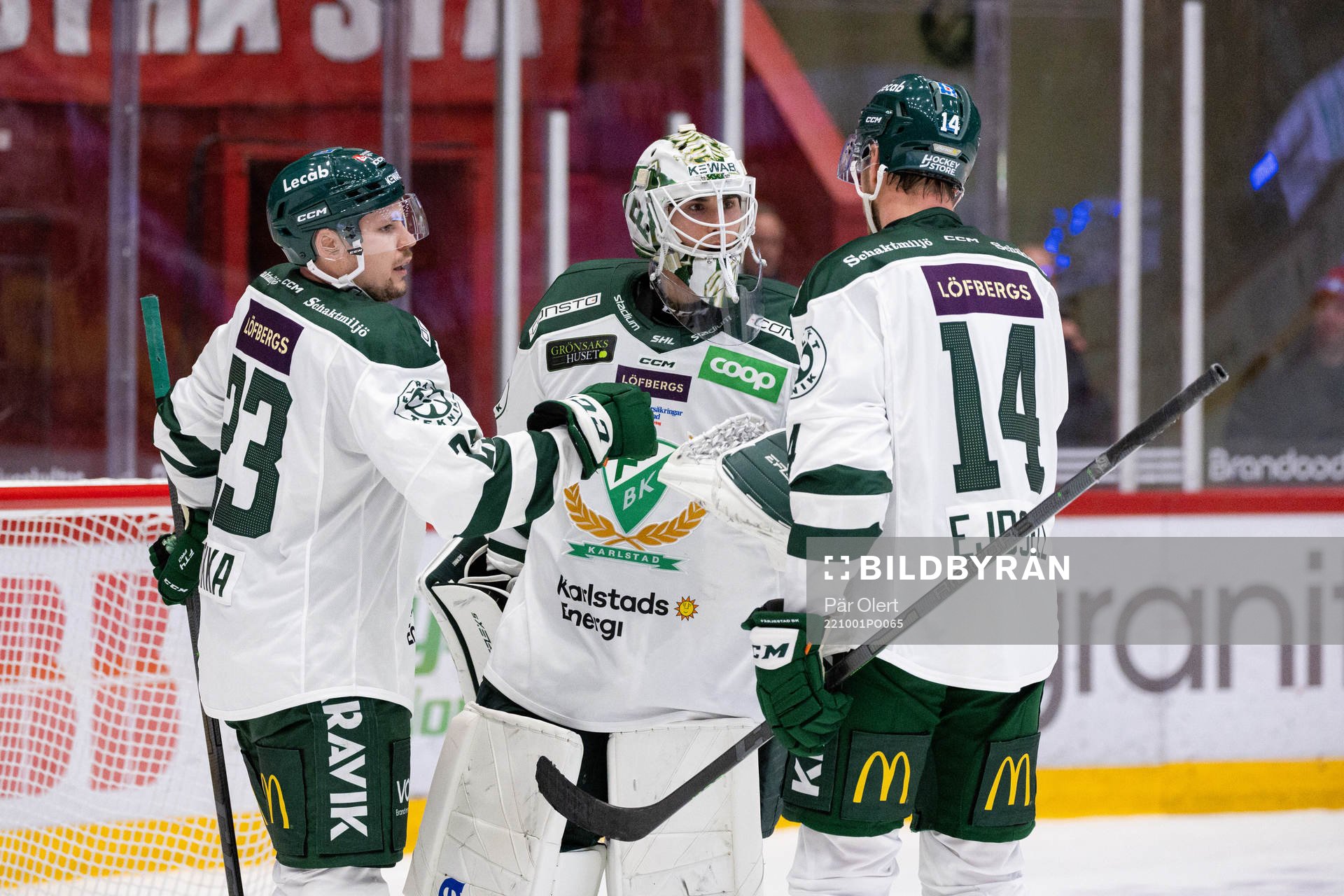 Färjestads Ville Pokka , målvakt Matthew Tomkins och