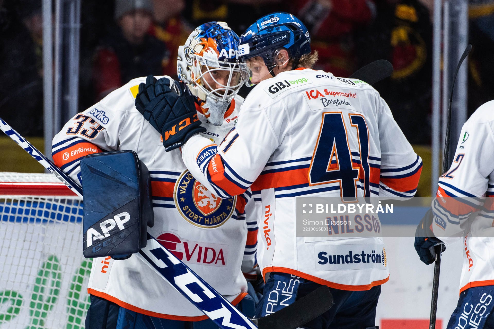 Växjös målvakt Emil Larmi och Ludvig Nilsson jublar