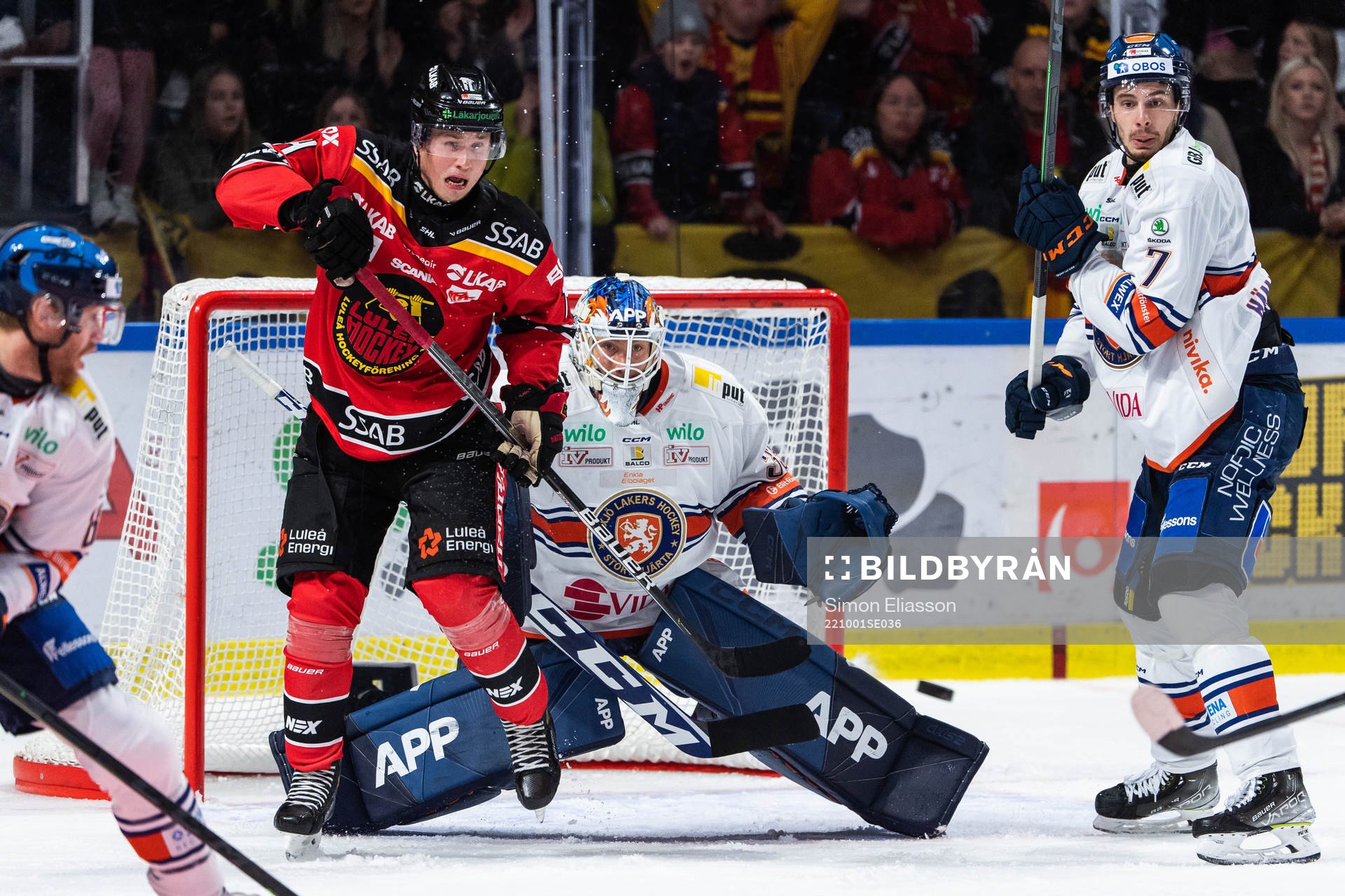 Luleås Jonas Berglund och Växjös målvakt Emil Larmi