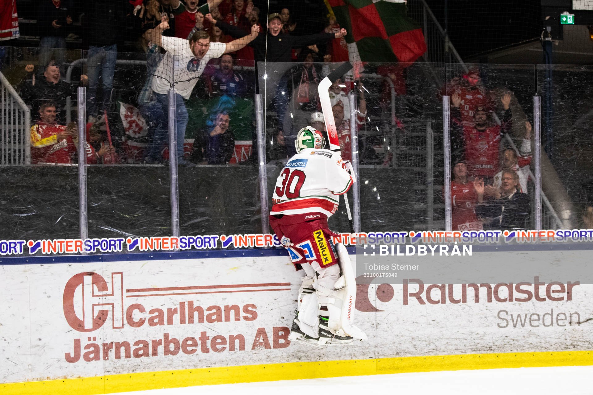 Modos målvakt Kristers Gudlevskis jublar