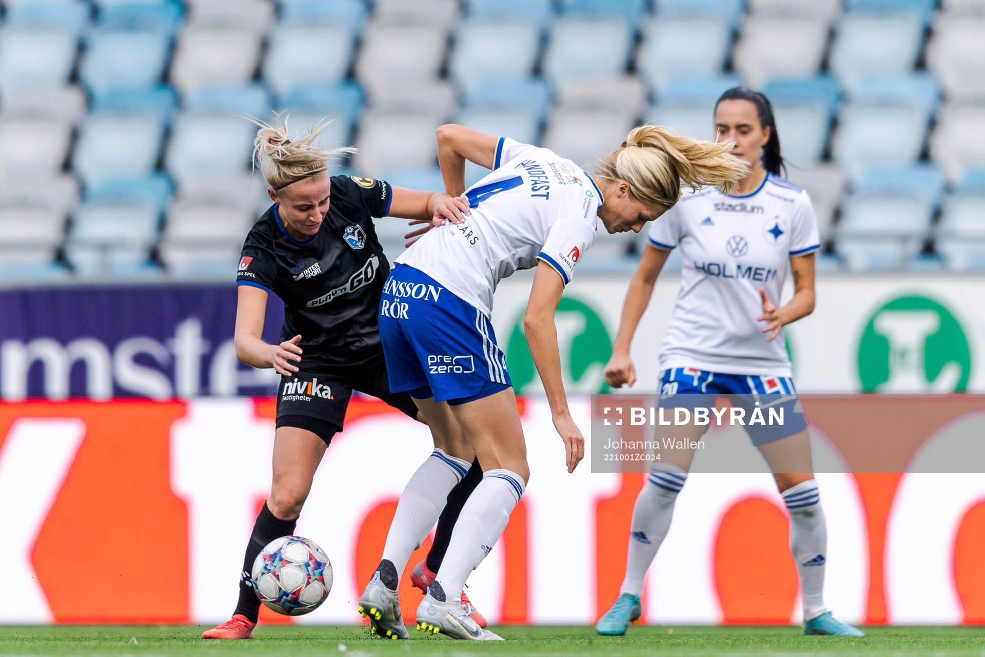Växjös Hanna Stokki och IFK Norrköpings Ebba Handfast under fotbollsmatchen i Elitettan mellan IFK Norrköping och Växjö den 1 oktober 2022 i Norrköping.