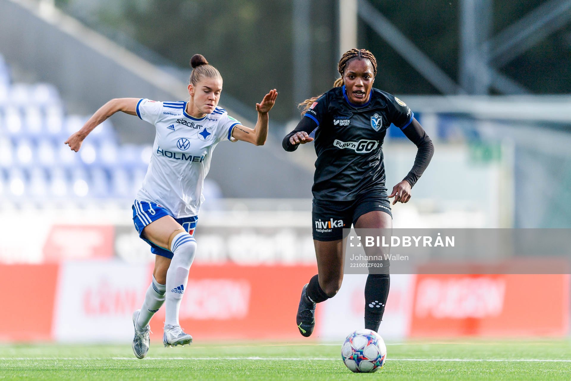 IFK Norrköpings My Cato och Växjös Evelyn Ijeh under fotbollsmatchen i Elitettan mellan IFK Norrköping och Växjö den 1 oktober 2022 i Norrköping.
