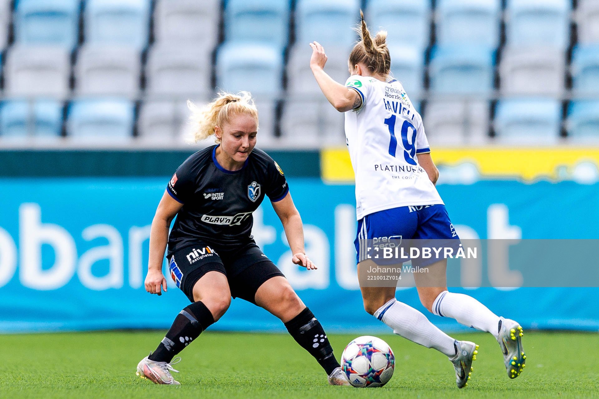 Växjös Sophia Redenstrand och IFK Norrköpings Sabina Ravnell under fotbollsmatchen i Elitettan mellan IFK Norrköping och Växjö den 1 oktober 2022 i Norrköping.