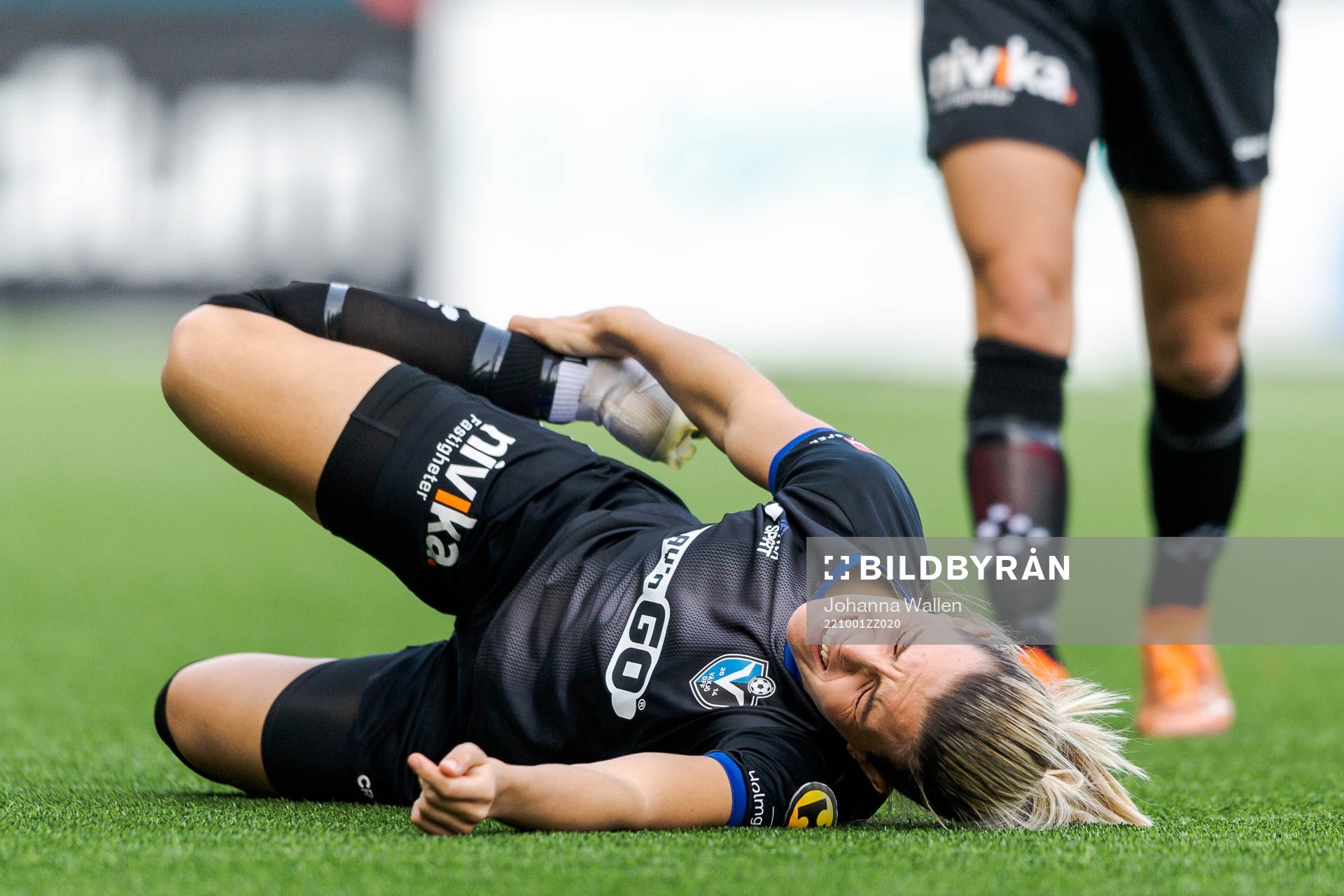Växjös Mimmi Strömgren har ont under fotbollsmatchen i Elitettan mellan IFK Norrköping och Växjö den 1 oktober 2022 i Norrköping. 