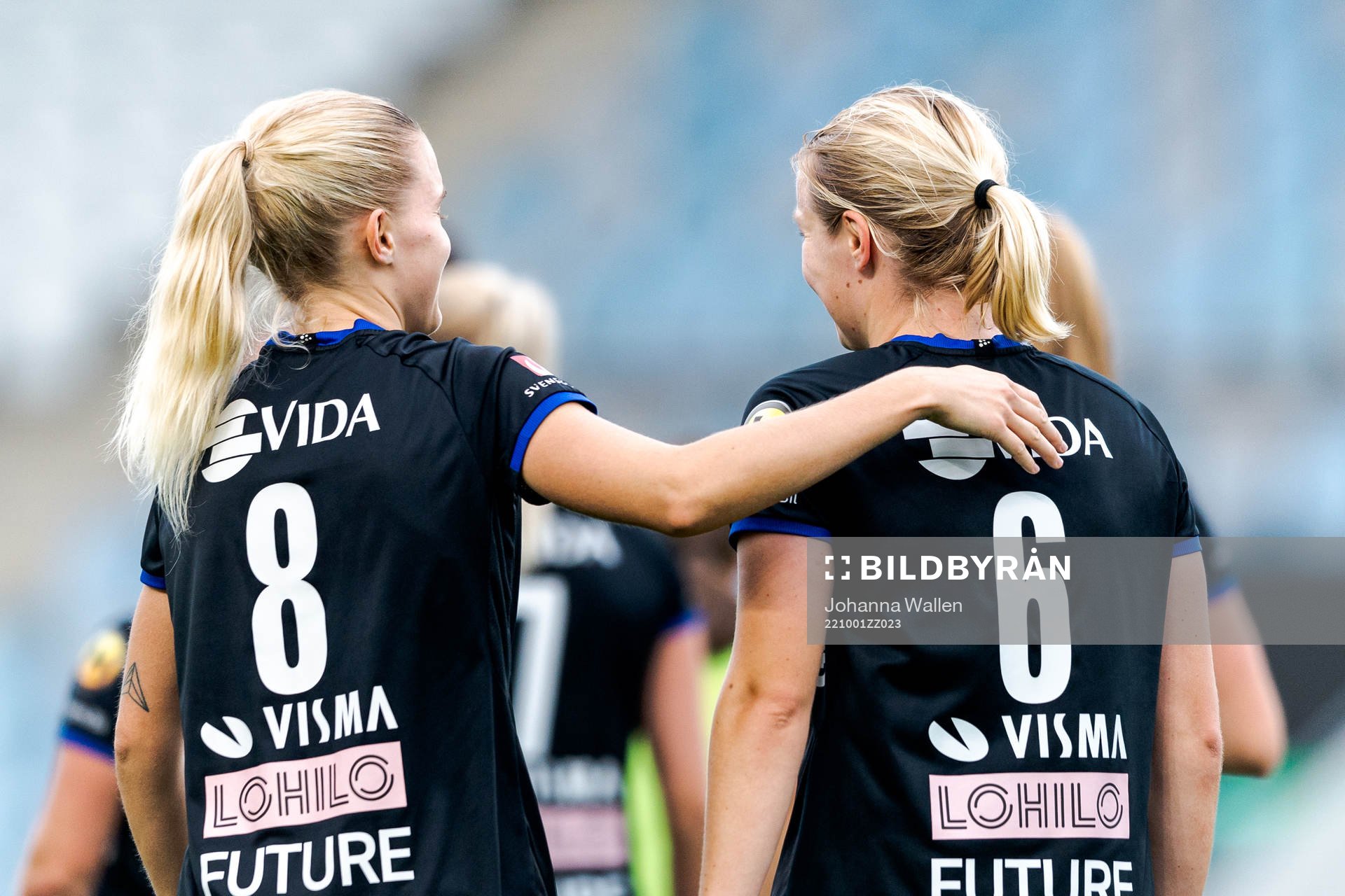 Växjös Olivia Mattsson och Alexandra Jonasson jublar under fotbollsmatchen i Elitettan mellan IFK Norrköping och Växjö den 1 oktober 2022 i Norrköping. 