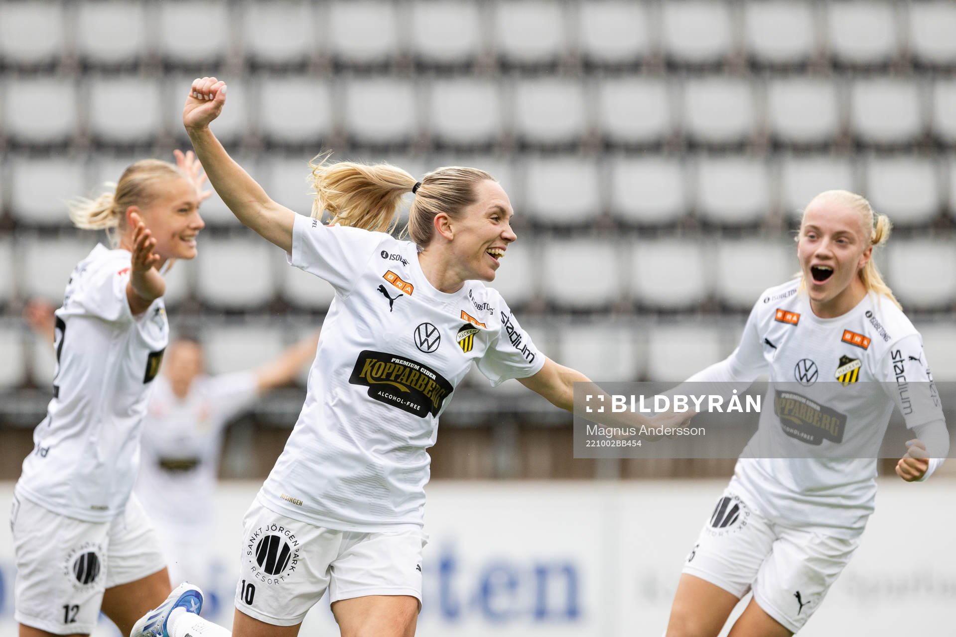 Häckens Elin Rubensson jublar