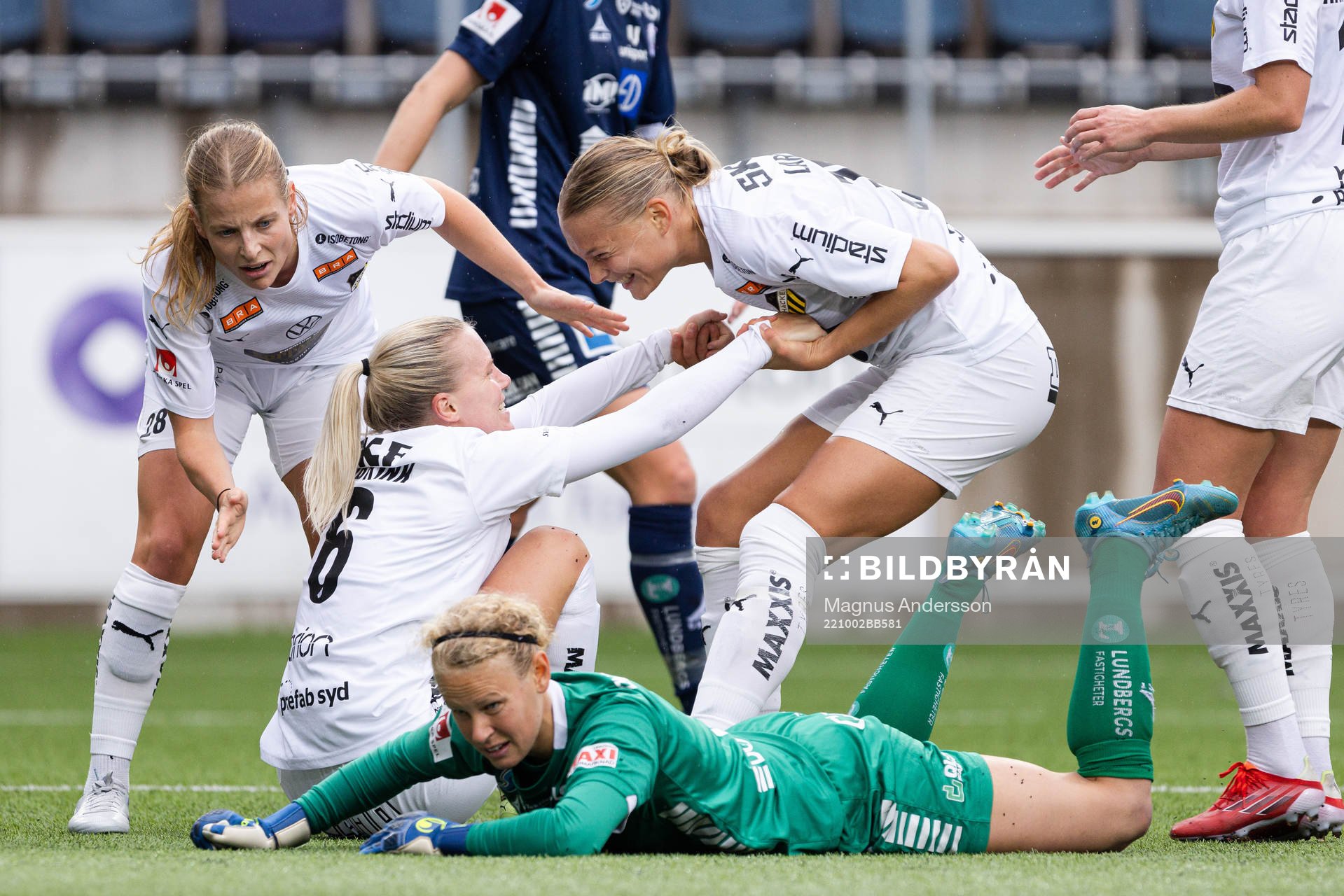 Häckens Anna Anvegård och Josefine Rybrink jublar efter 0-2 under fotbollsmatchen i Damallsvenskan mellan Linköping och Häcken den 2 oktober 2022 i Linköping. 